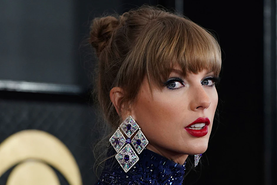 ARCHIV - Die US-Sängerin Taylor Swift kommt zur Verleihung der 65. Grammy Awards. Sie hat sich Medien zufolge von ihrem Freund getrennt.  