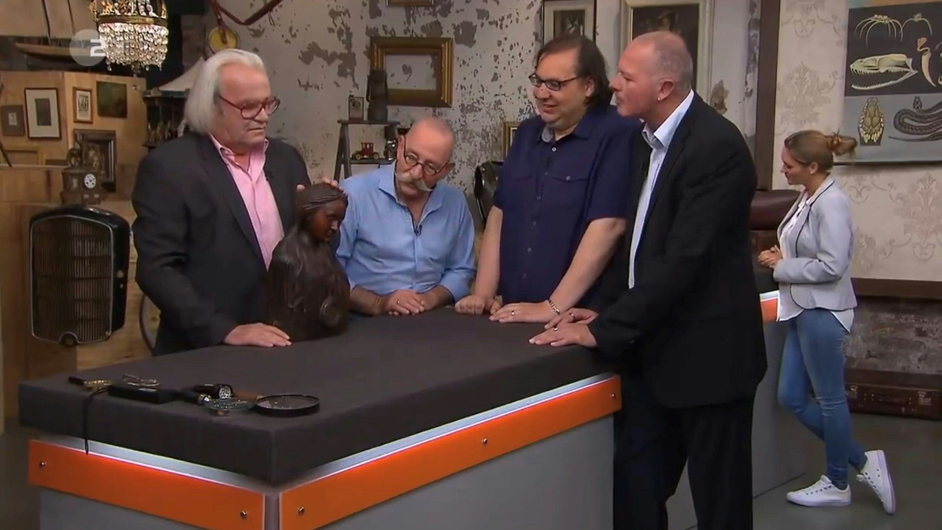 „Bares für Rares“-Experte Albert Maier erklärt die alte Reliquien-Büste.