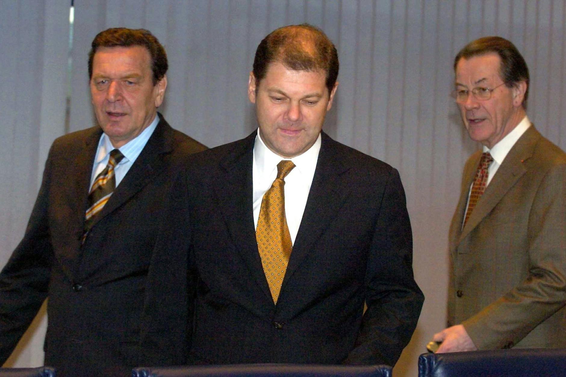 Bundeskanzler Gerhard Schröder, der designierte SPD-Parteivorsitzende Franz Müntefering (r) und der noch amtierende SPD-Generalsekretär Olaf Scholz (M) nahmen am 07.02.2004 an der Sitzung des SPD-Präsidiums in Berlin teil. Schröder hatte zuvor seinen Rücktritt vom Parteivorsitz bekannt gegeben und Scholz auf eine Fortsetzung seiner Tätigkeit verzichtet.