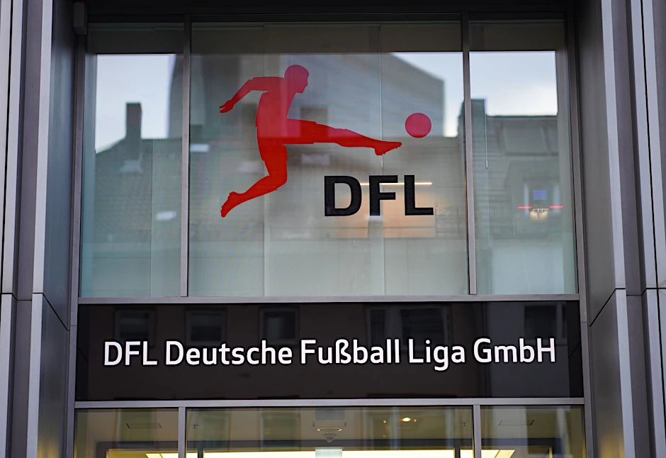 ARCHIV - Das Logo der Deutschen Fußball Liga GmbH (DFL) am Eingang der DFL-Zentrale in Frankfurt/Main.  