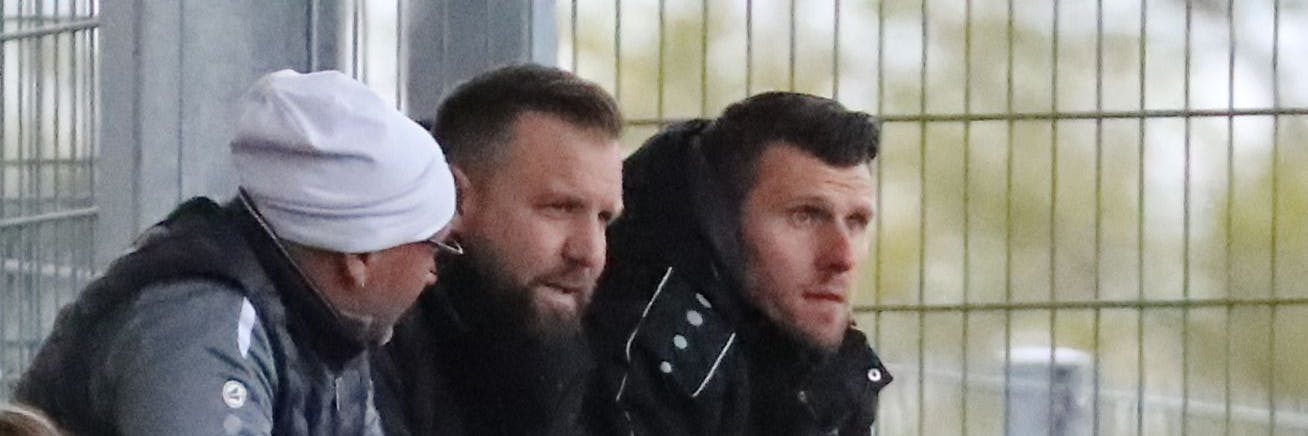 BFC-Cheftrainer Heiner Backhaus – hier neben dem verletzten, aber ebenfalls mitgefahrenen Dynamo-Kapitän Niklas Brandt – litt in Halberstadt auf der Tribüne Höllenqualen.