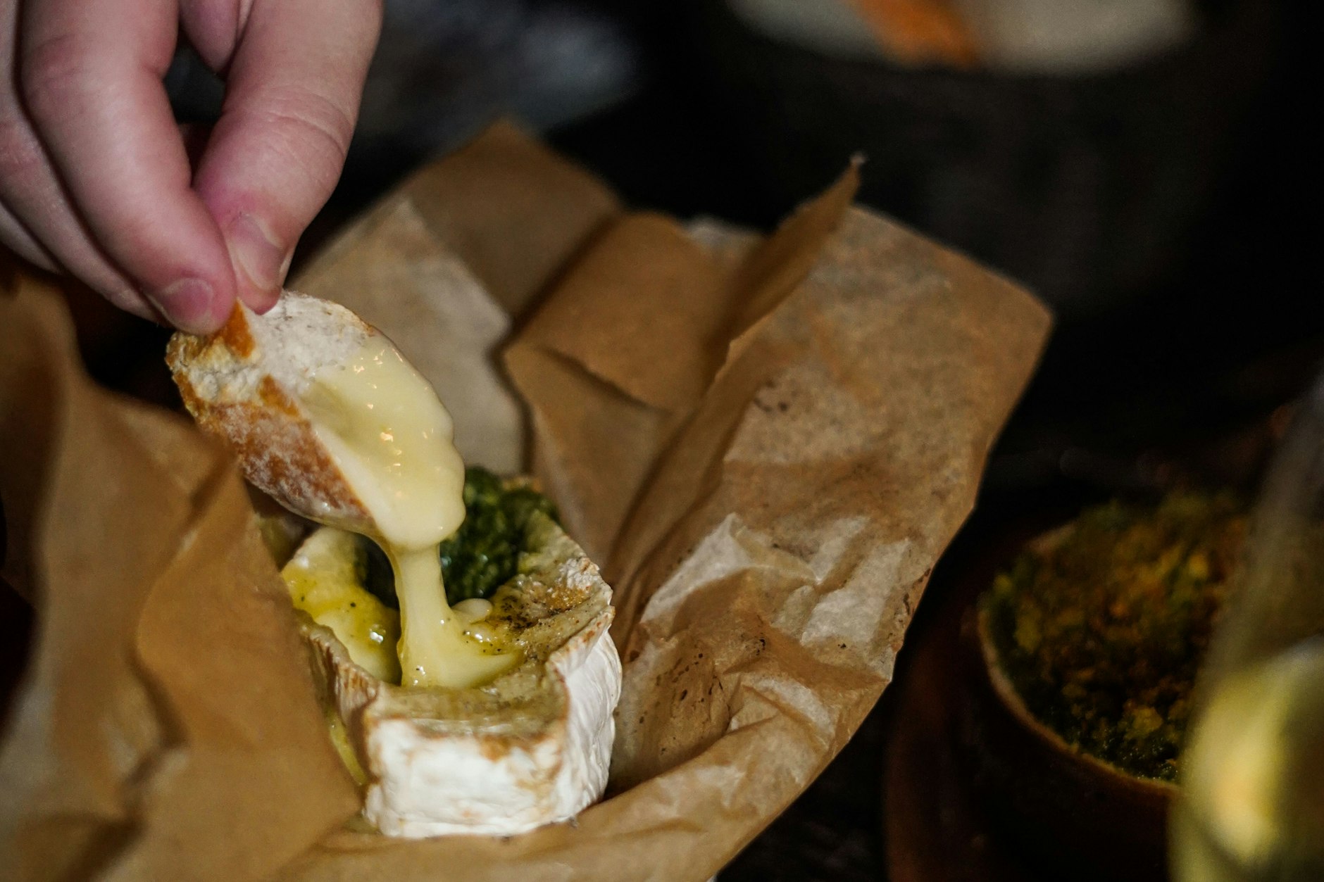 Gebackener Camembert mit Pesto: Im Dr Maury weiß man um die Bedeutung einer guten Grundlage. Dazu ein Glas Calvados.