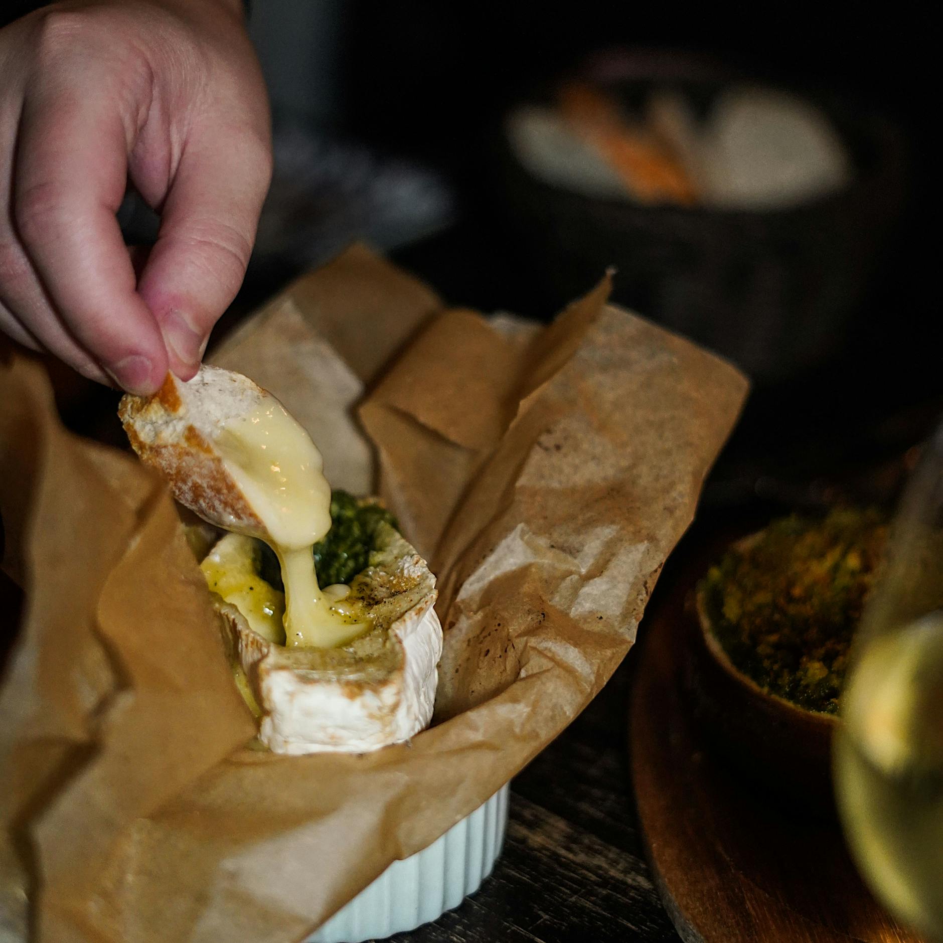 Weinbar Dr Maury in Prenzlauer Berg: Das Samstagabend-Bargefühl