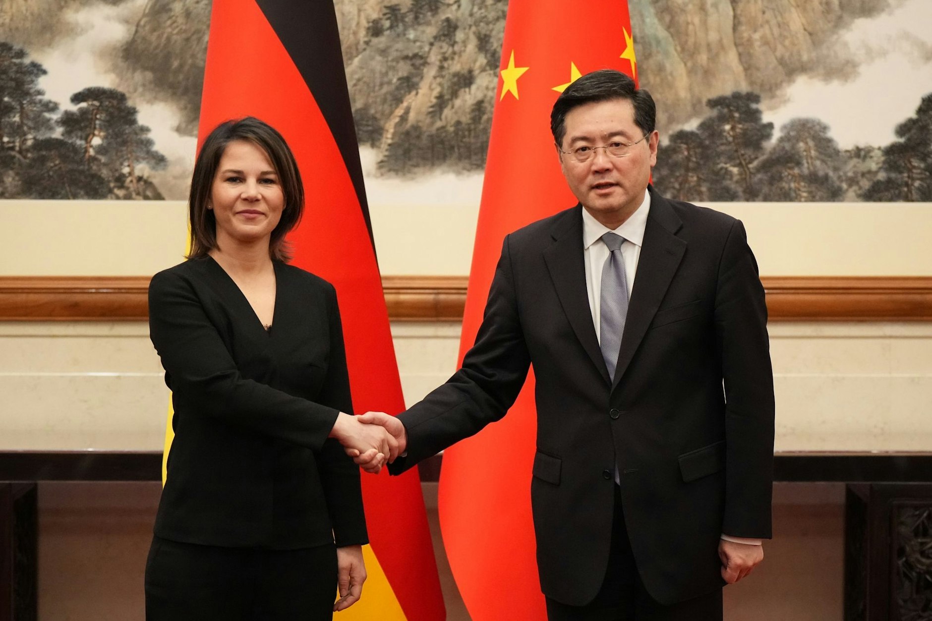 Händeschütteln in Peking: Außenministerin Annalena Baerbock und ihr chinesischer Amtskollege Qin Gang.