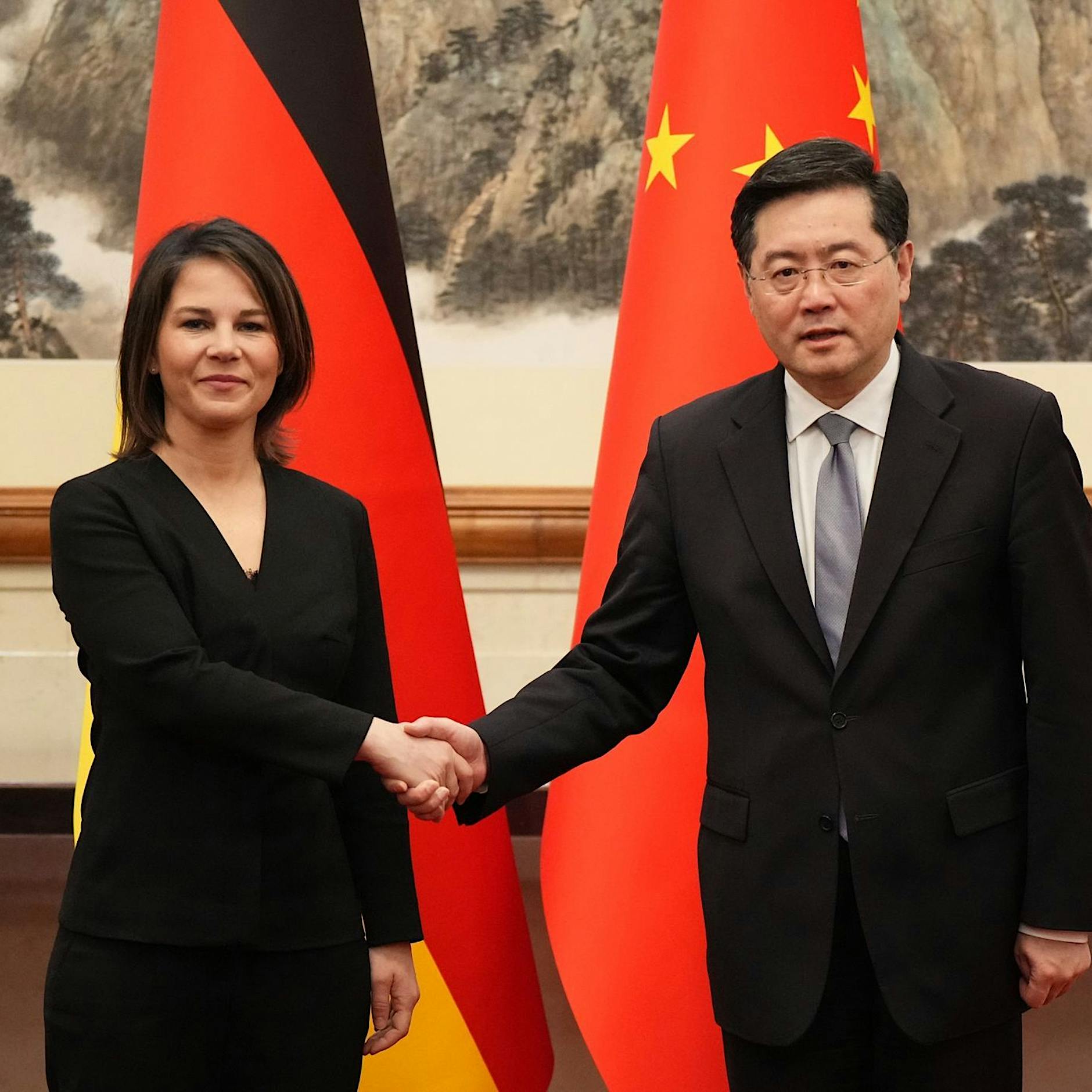 China versichert Baerbock: Wir liefern keine Waffen an Russland