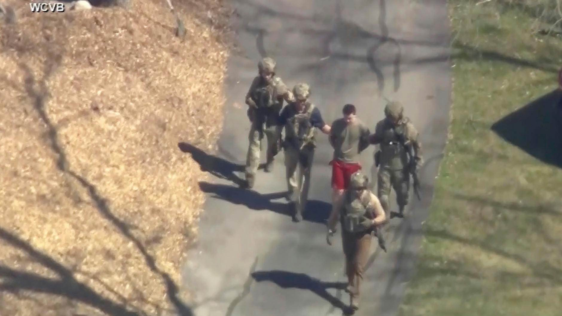 Jack T. wurde in T-Shirt und Shorts in Gewahrsam genommen.