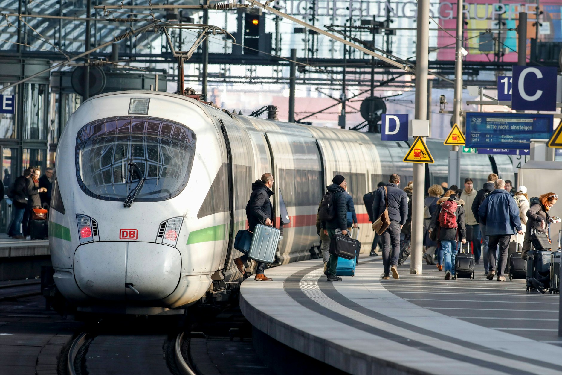 Ein Intercity-Express im Berliner Hauptbahnhof. Einige Fernzüge wie dieser ICE können mit Nahverkehrstickets genutzt werden. Für das Deutschlandticket sind weiße Züge jedoch tabu.