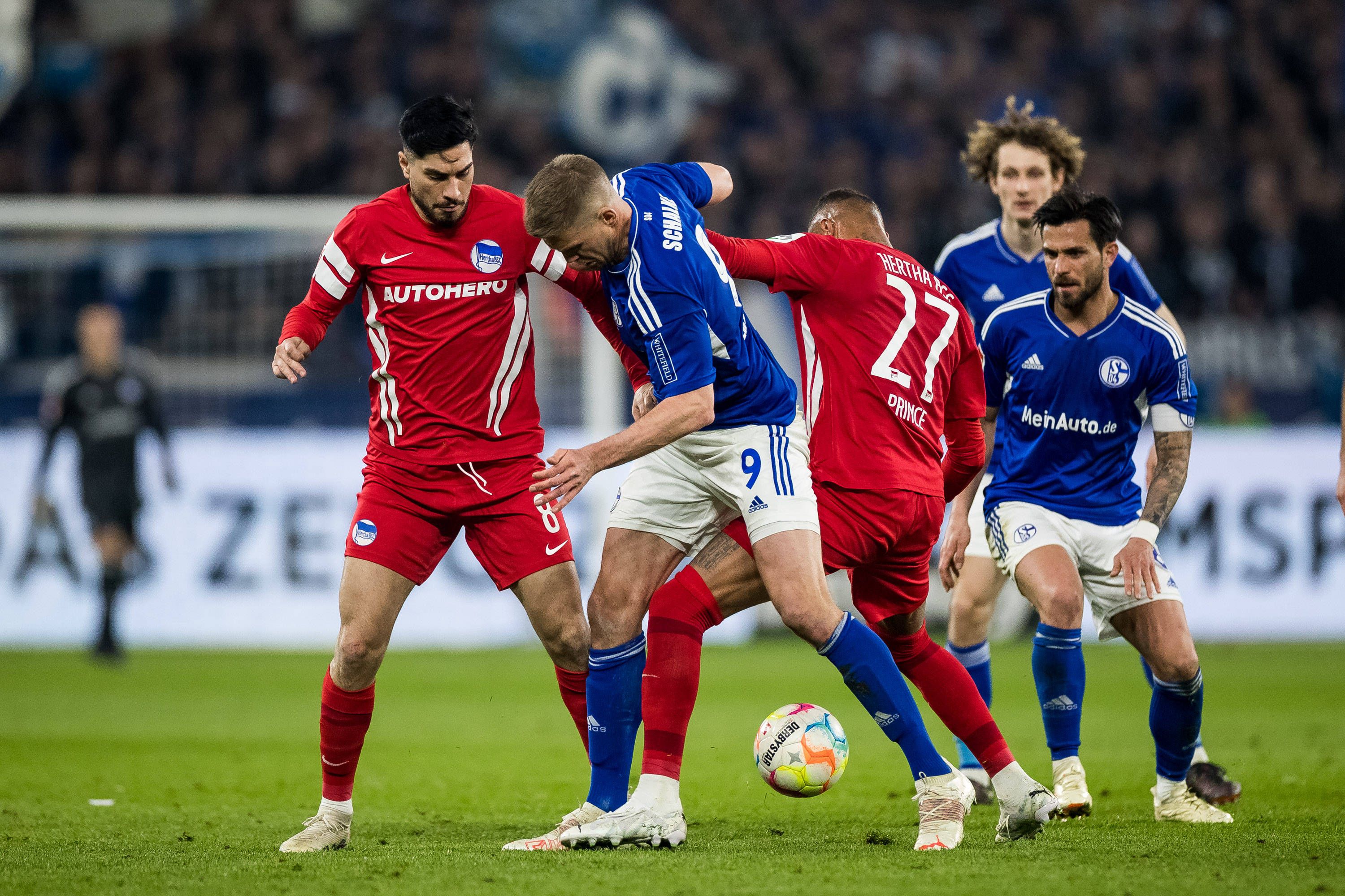 Schalke Siegt Im Kellerduell Und Stößt Hertha BSC Nach Ganz Unten