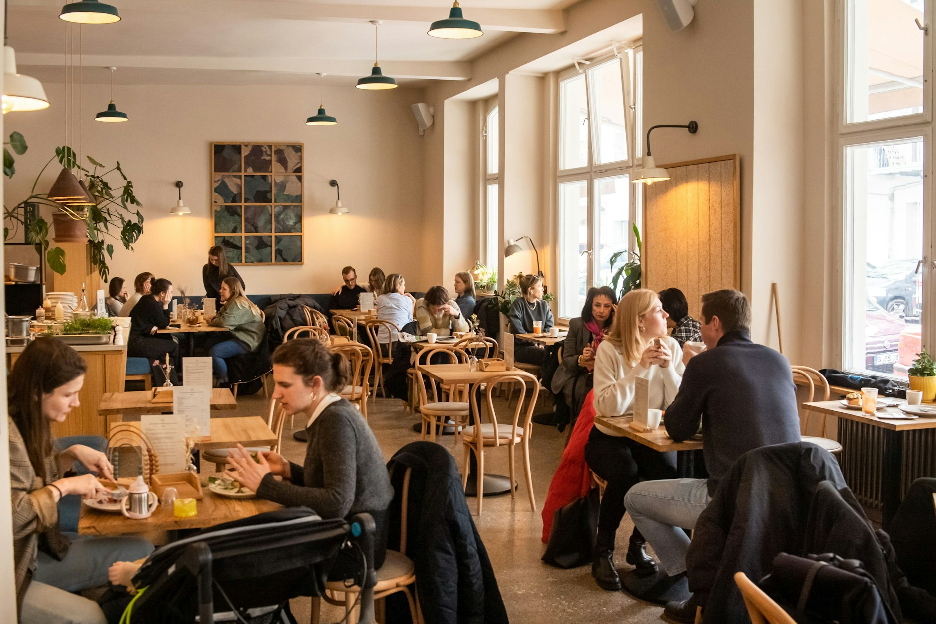 Licht, Kaffee und eine süße Kleinigkeit: Im Frea in Mitte lässt es sich aushalten.