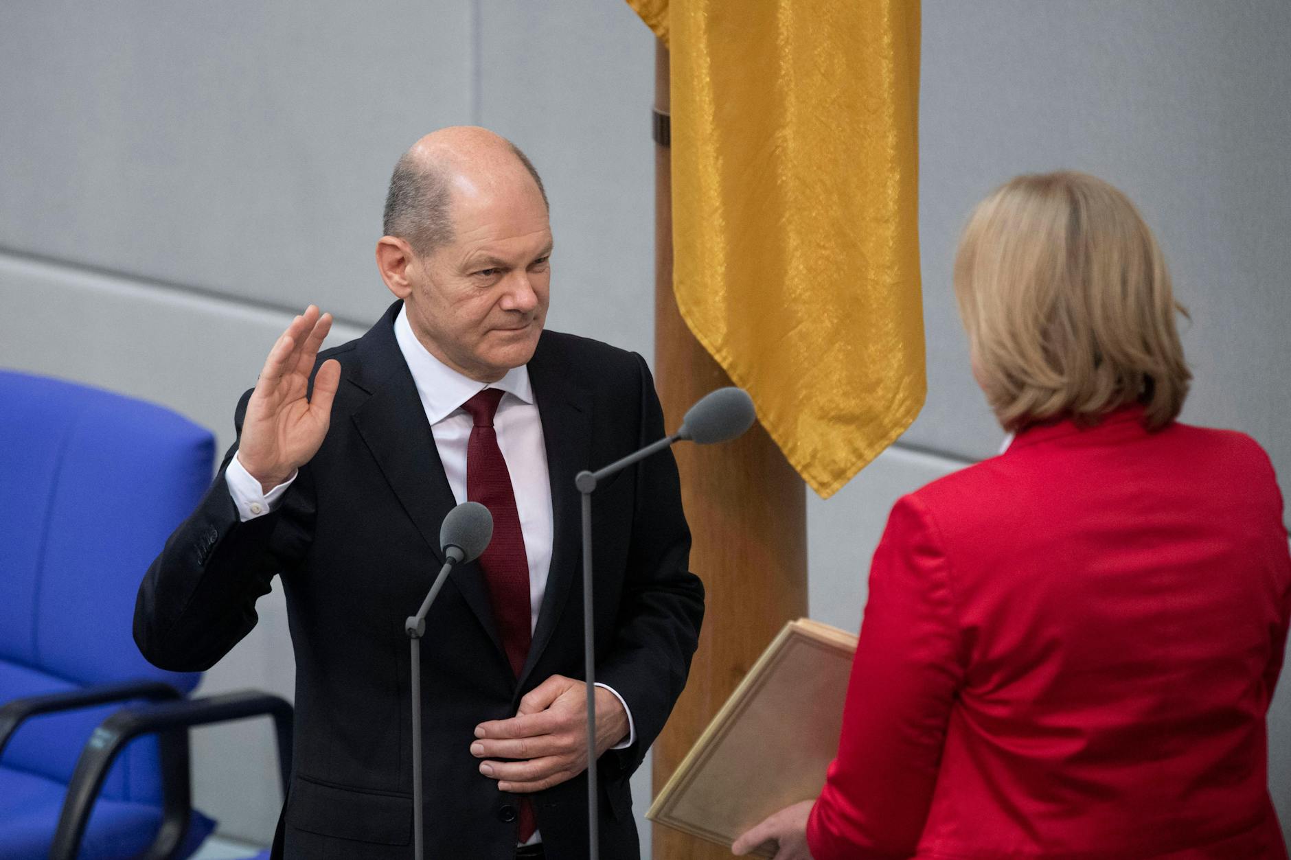 2021 gewann die SPD die Bundestagswahlen und konnte mit der FDP und den Grünen eine Koalition bilden. Die Warburg-Affäre wurde Scholz nicht zum Verhängnis.