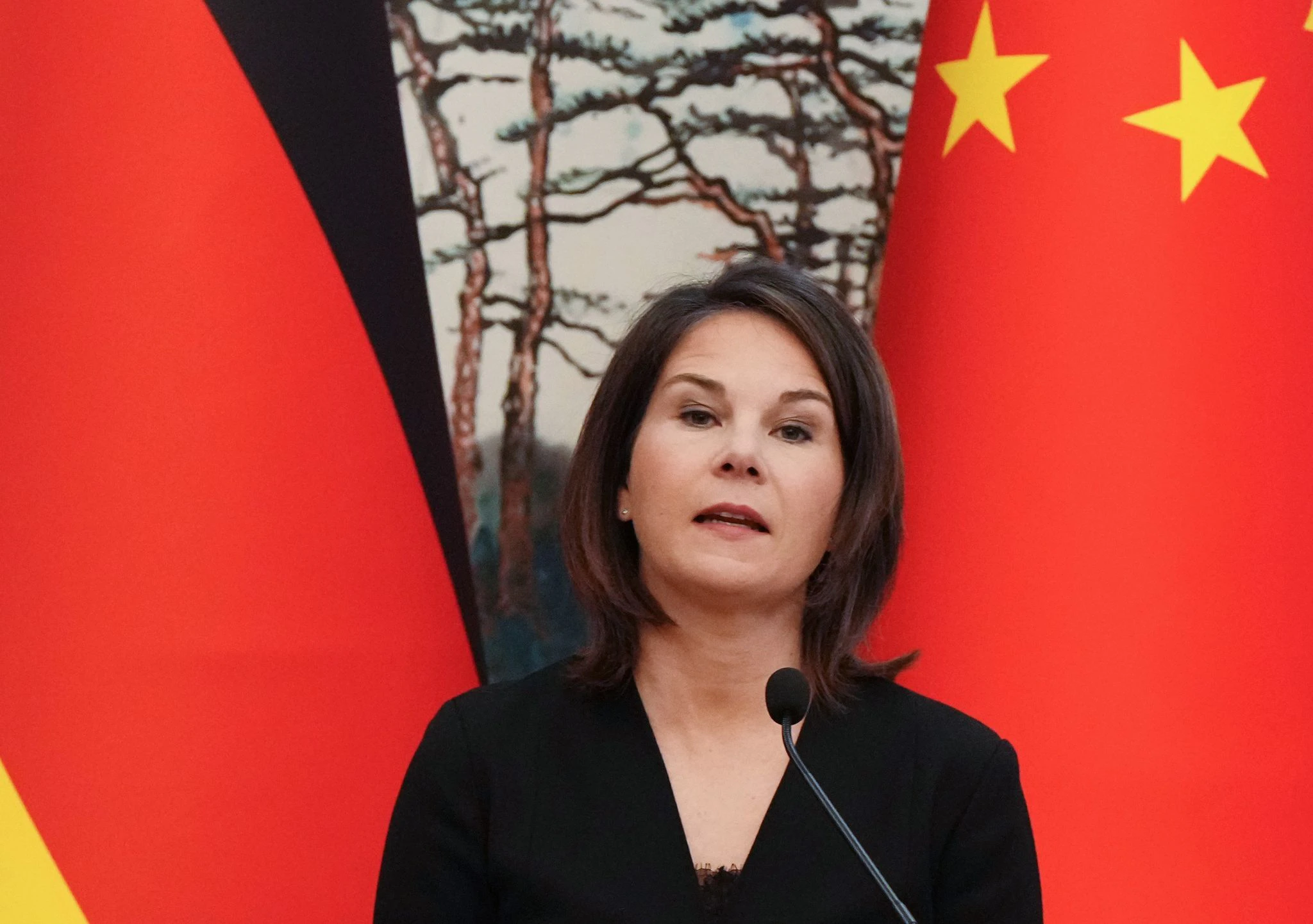 Annalena Baerbock steht im Staatsgästehaus Diaoyutai während einer Pressekonferenz Rede und Antwort.  