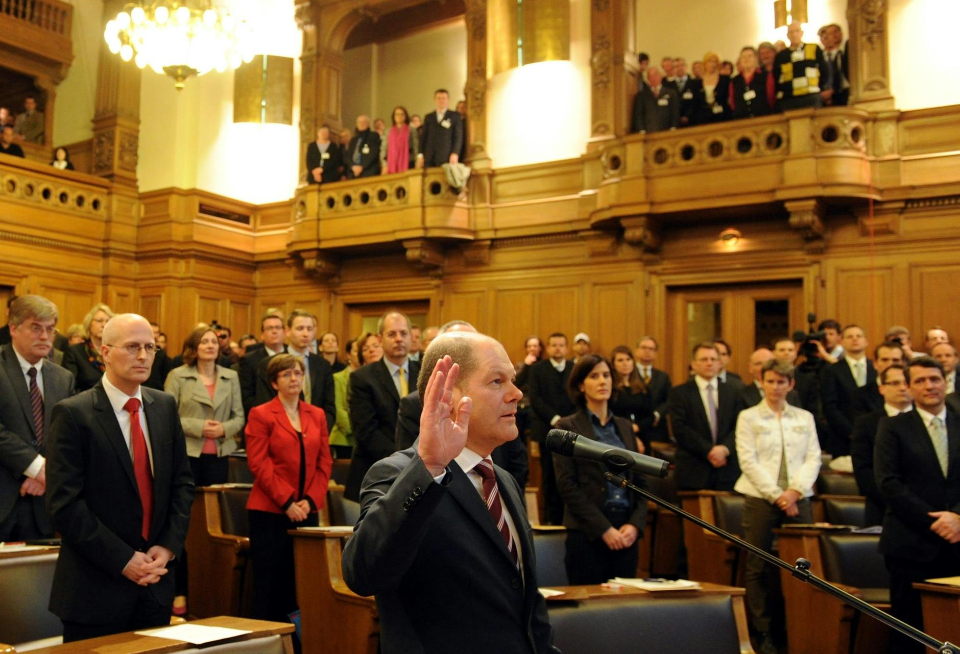 2011 ging Scholz als Spitzenkandidat der SPD zur Wahl für die Hamburger Bürgerschaft ins Rennen. Er wurde Hamburgs Erster Bürgermeister. Am 7.3.2011 fand die Vereidigung statt.
