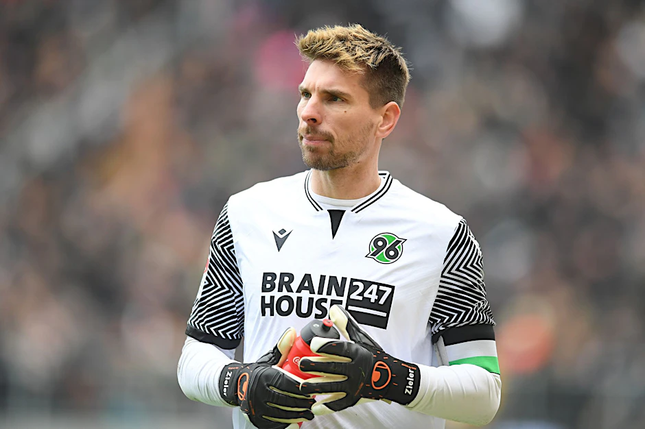 ARCHIV - Bleibt ein weiteres Jahr bei Hannover 96: Torwart Ron-Robert Zieler.  