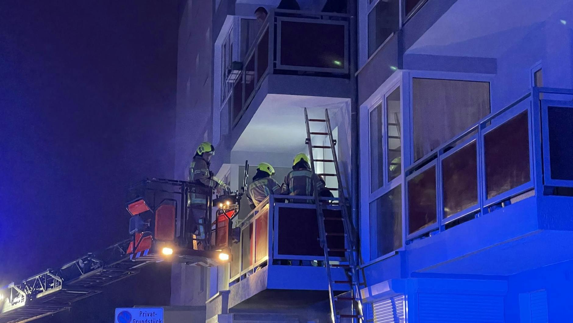 Über 100 Einsatzkräfte der Berliner Feuerwehr waren in Hellersdorf im Einsatz.