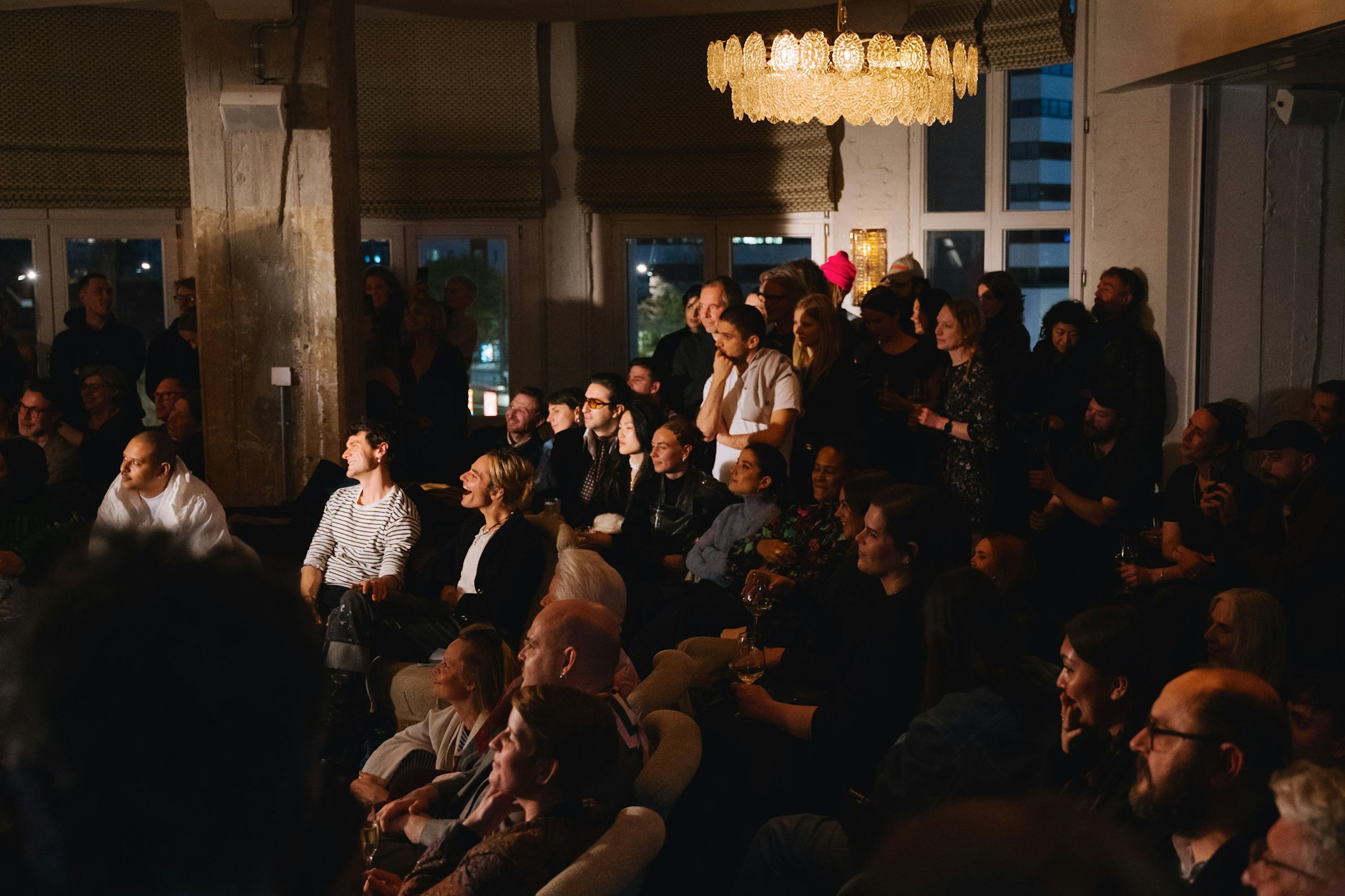 „Das ist eine Herausforderung, weil ich dieses Publikum ganz neu von mir überzeugen muss“, meint die Lyrikerin, doch am Ende singen alle Gäste mit.