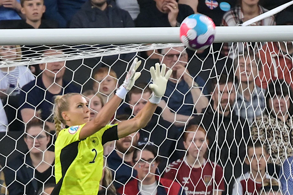 ARCHIV - Hat das DFB-Team verlassen: Torhüterin Merle Frohms.  
