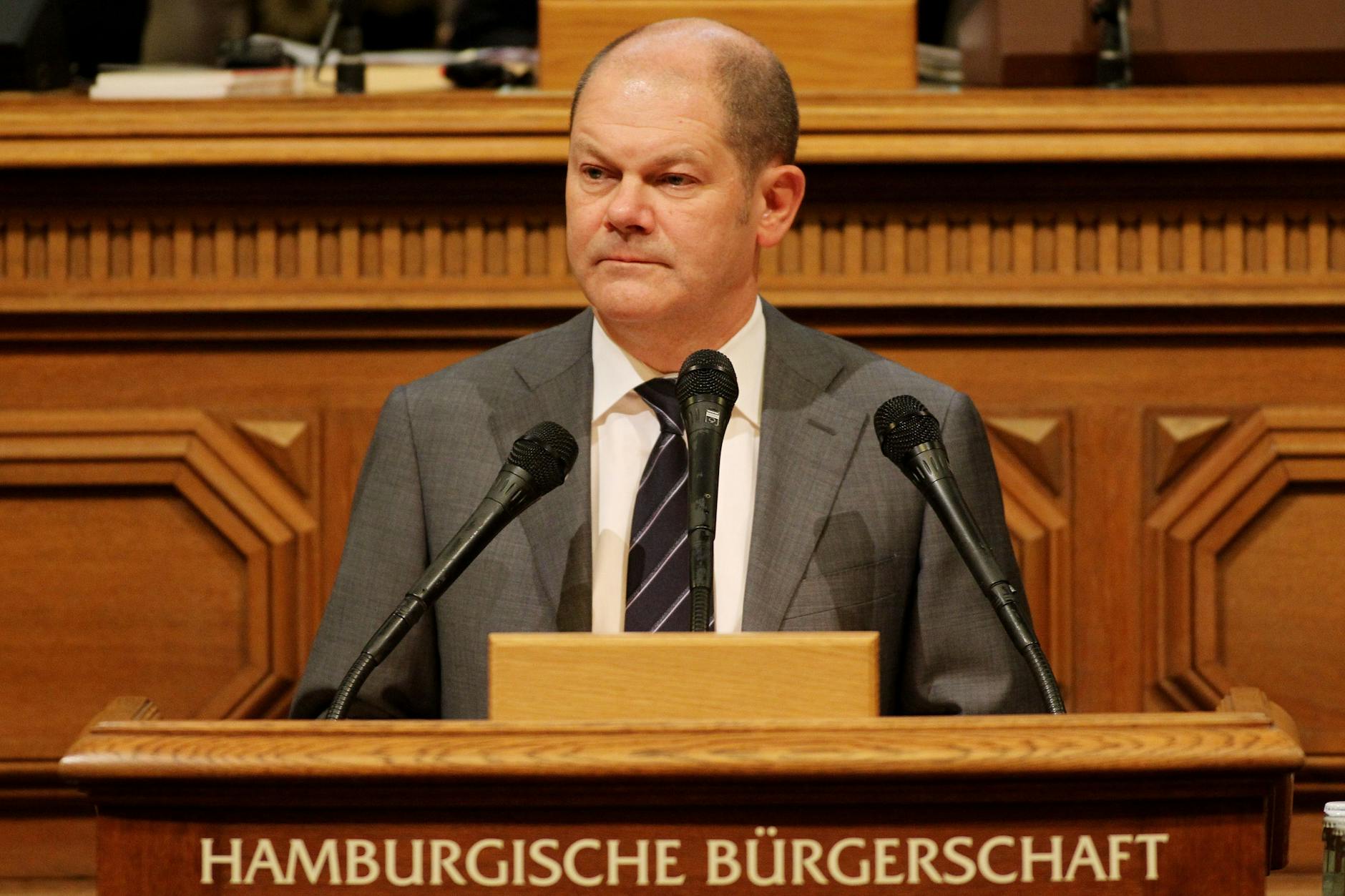 Der Linke-Politiker Fabio De Masi deckte die Verstrickungen von Scholz und der Hamburger SPD in der Warburg-Affäre auf. Der Verdacht liegt nahe, dass Scholz die Banker schützen wollte.