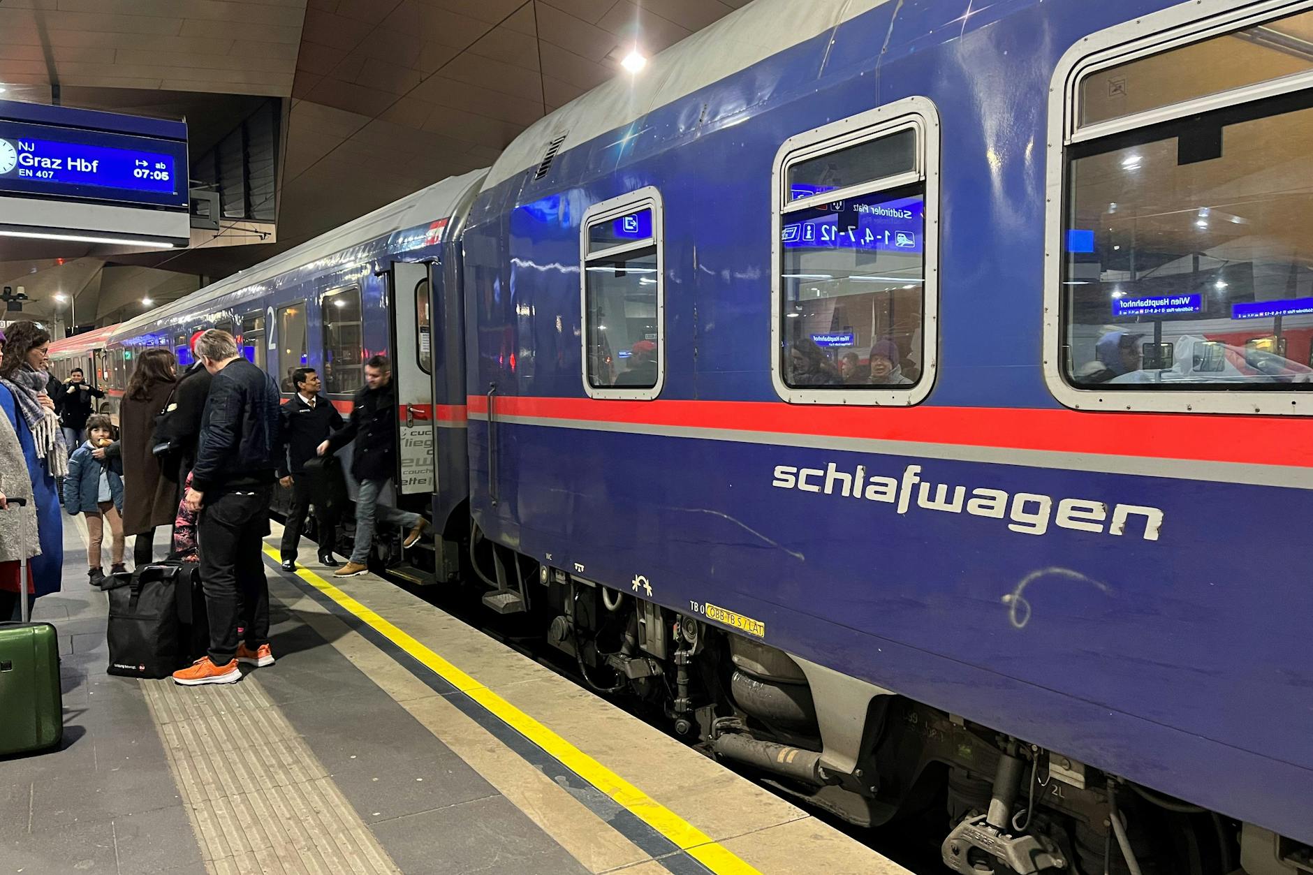 Am Ende einer Fahrt durch die Nacht: Nightjet NJ 457 aus Berlin hält um 7 Uhr morgens in Wien.