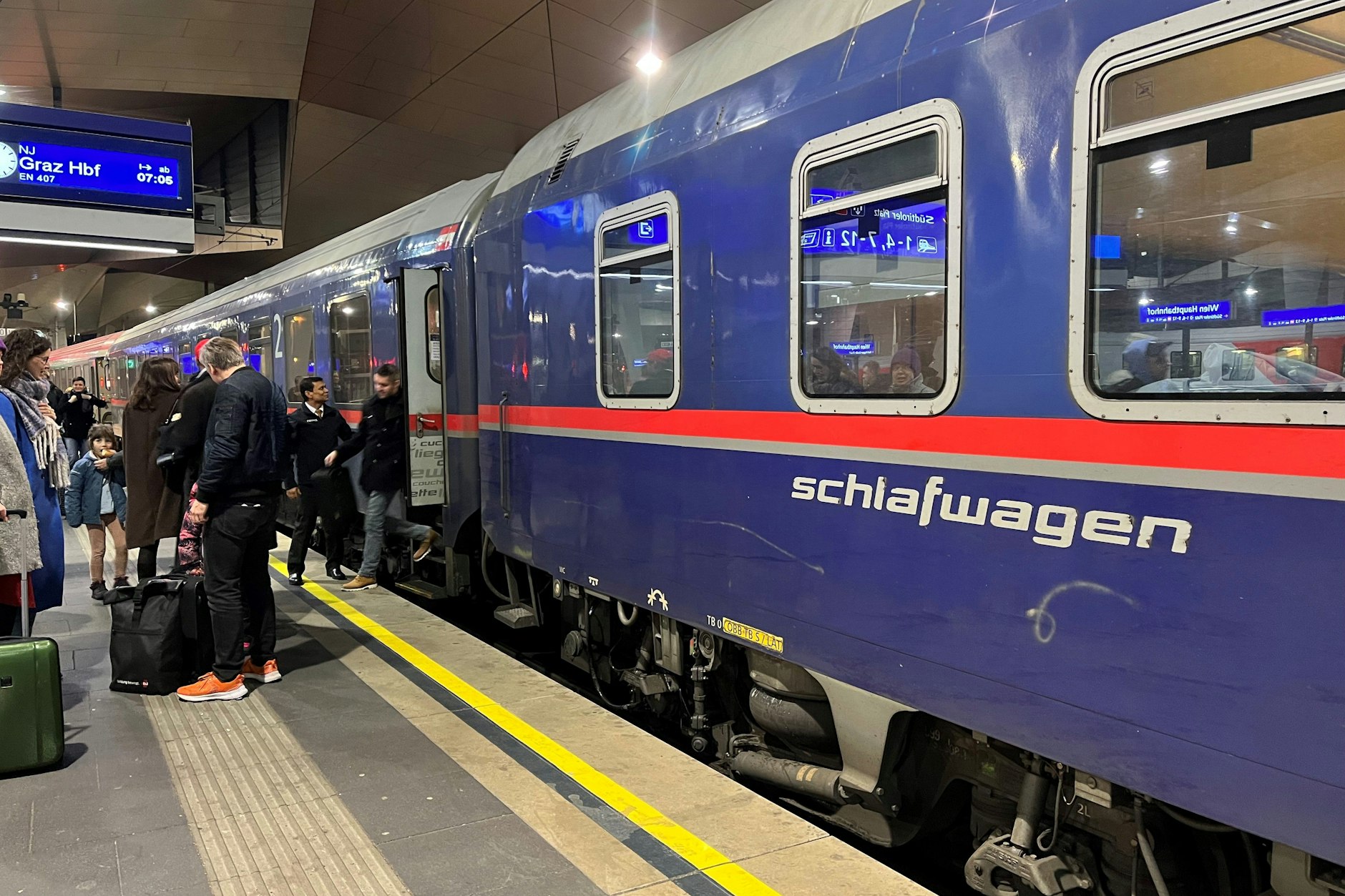 Am Ende einer Fahrt durch die Nacht: Nightjet NJ 457 aus Berlin hält um 7 Uhr morgens in Wien.