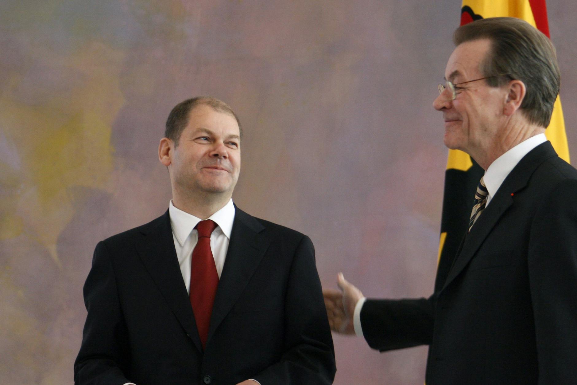 2007 war der große Karrieresprung: Olaf Scholz wurde zum Minister für Arbeit und Soziales ernannt. Müntefering hatte seinen Rückzug angetreten, um sich um seine kranke Frau zu kümmern. Scholz blieb Minister bis 2009.