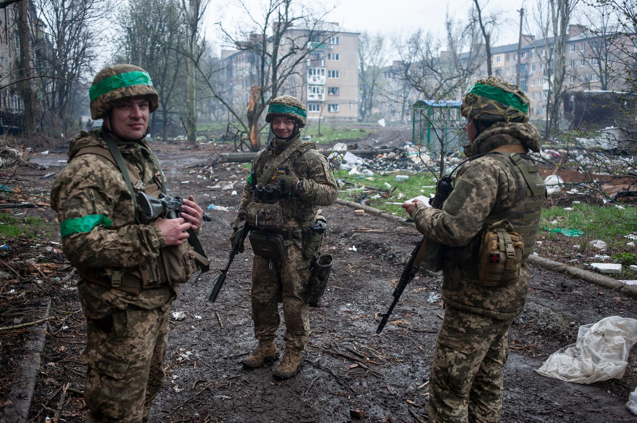Die Lage um die seit Monaten schwer umkämpfte ostukrainische Stadt Bachmut spitzt sich weiter zu. Hier zu sehen: ukrainische Soldaten.  