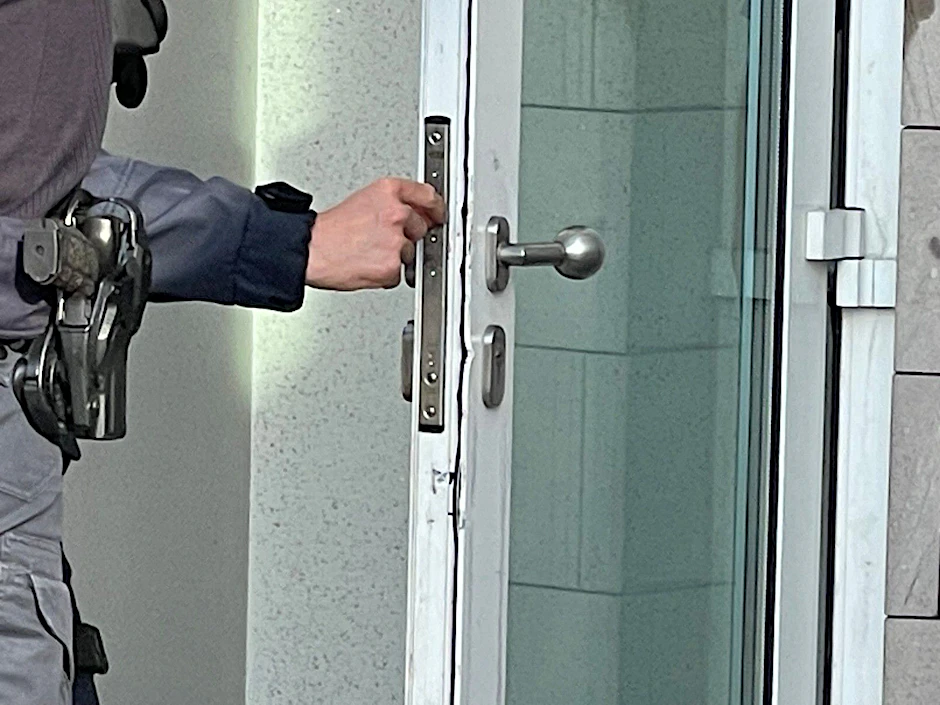 Auch das gab es: Unbekannte brachen am Ostermontag in die Sparkasse in Strausberg ein. Sie stemmten ein Loch in die Kellerwand und brachen zahlreiche Schließfächer auf.