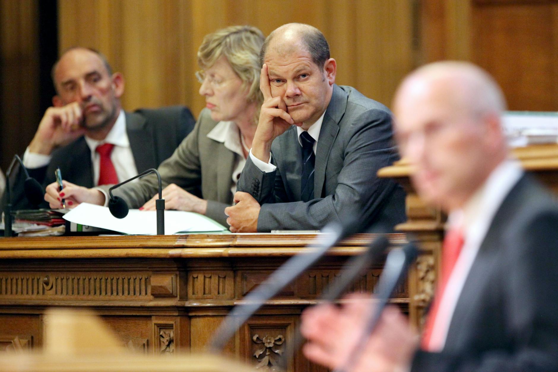 Hamburgs Erster Bürgermeister Olaf Scholz arbeitete eng mit dem Finanzsenator Peter Tschentscher (SPD, r) zusammen. Später spielte Tschentscher eine entscheidende Rolle in der Warburg-Affäre. Auch er soll von dubiosen Cum-Ex-Geschäften gewusst und nichts getan haben.