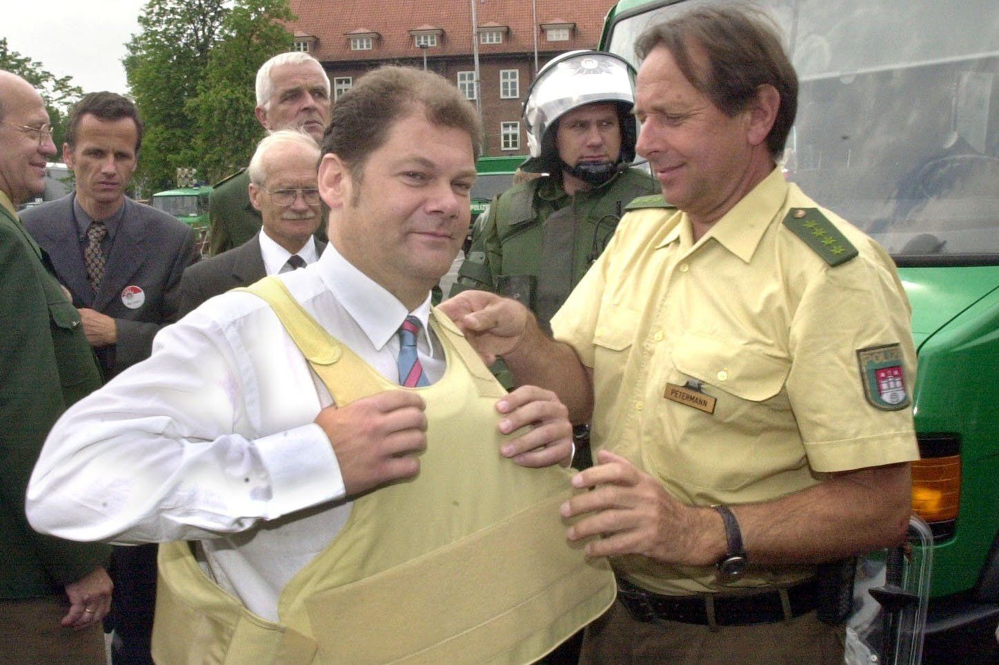 Im Mai 2001 wurde Scholz Innensenator. Seine Amtszeit endete nach der Bürgerschaftswahl Ende 2001 mit der Wahl Ole von Beusts (CDU) zum Ersten Bürgermeister. Auf dem Bild: Scholz als Innensenator in Hamburg.