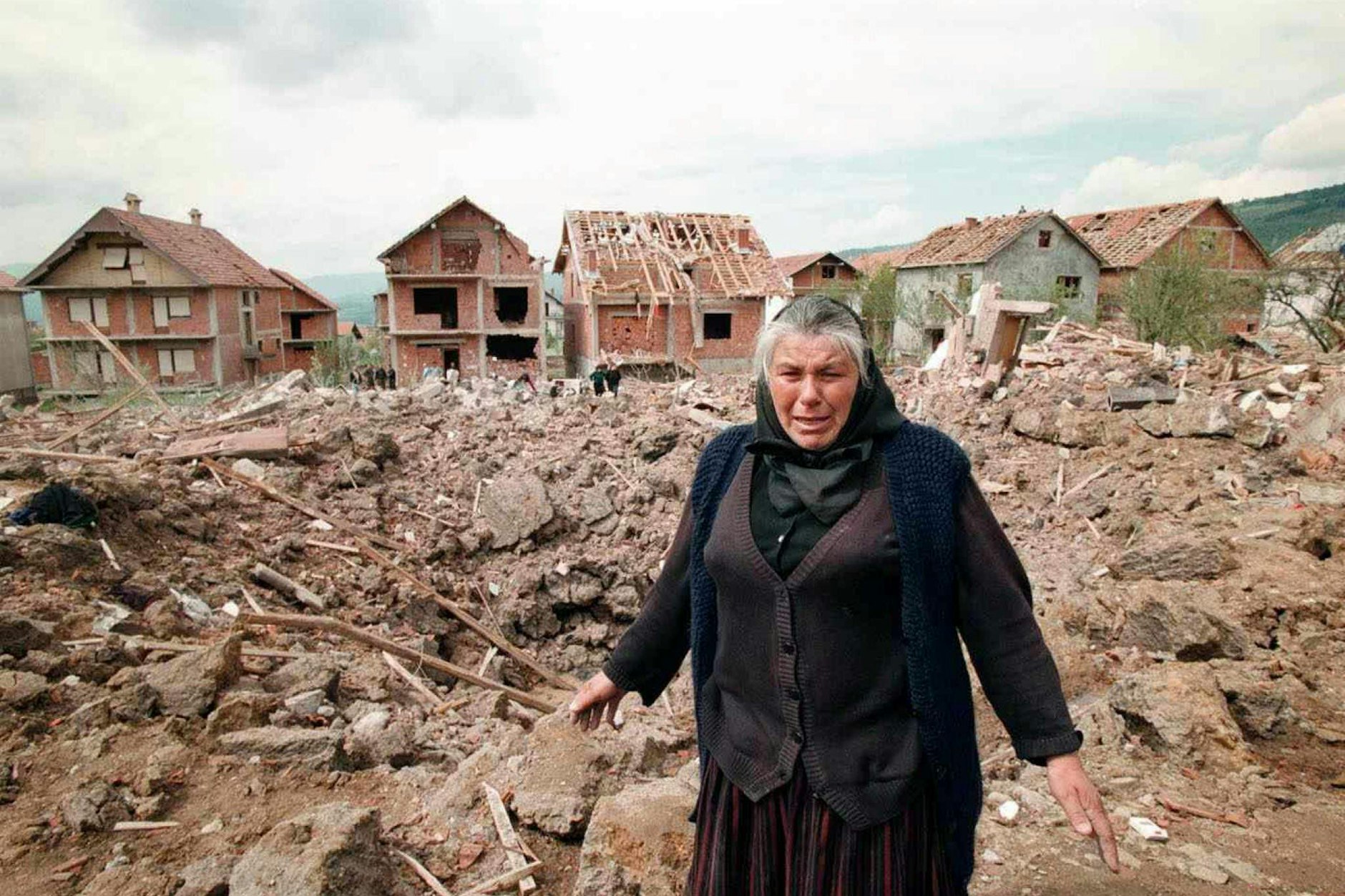 Eine ältere Frau steht weinend neben den Trümmern zerstörter Häuser am Mittwoch, 28. April 1999, in Surdulica, etwa 250 Kilometer südlich von Belgrad, nachdem das Dorf bei einem Nato-Luftangriff getroffen wurde.