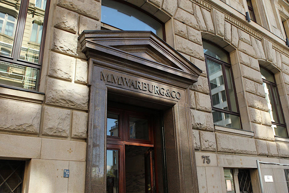 Blick auf den Eingang der Warburg-Bank in Hamburg