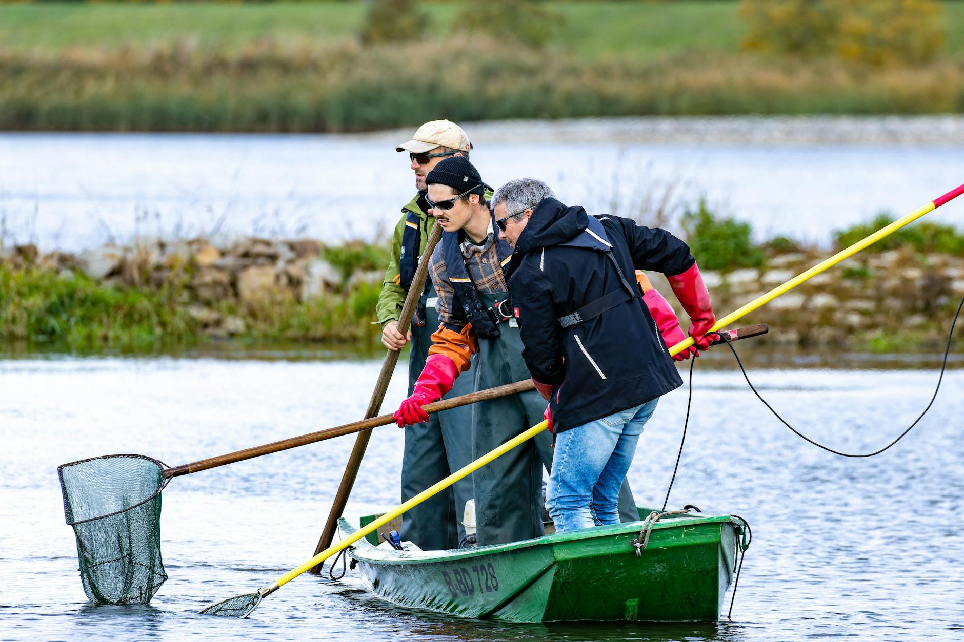 Oktober 2022: Die Fischereibiologen Christian Wolter (v.r.n.l.), Lutz Wende und Jan Hallermann vom Leibnitz-Institut für Gewässerökologie und Binnenfischerei (IGB) führen nach dem Fischsterben eine Fisch-Beprobung in der Oder durch.