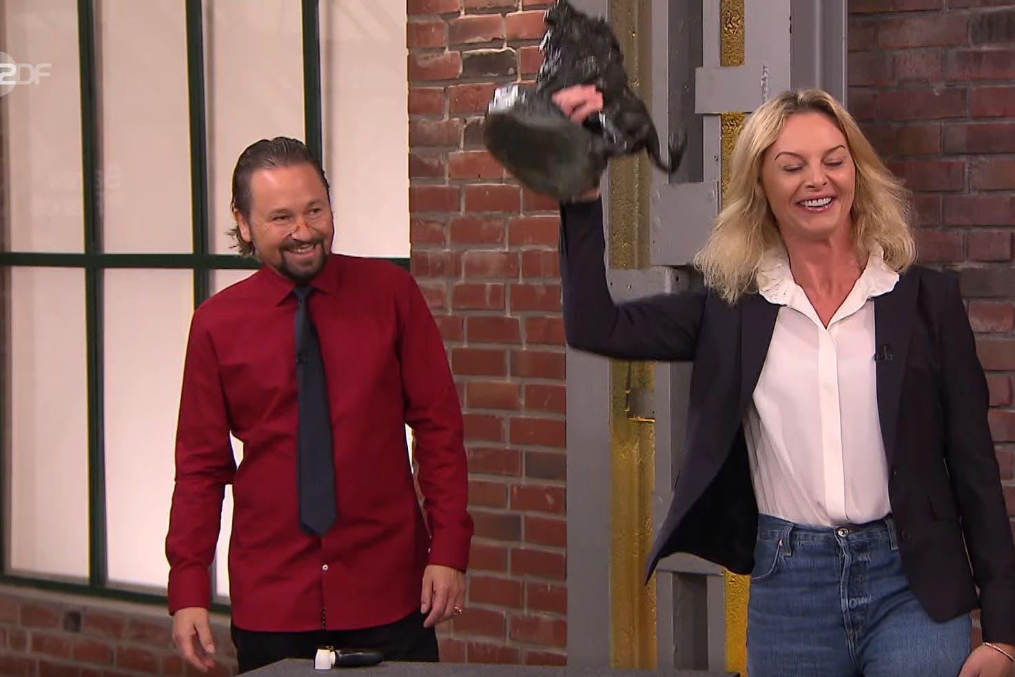 So prüft man das Gewicht des Königs der Tiere: „Bares für Rares“-Händlerin Susanne Steiger macht’s vor.