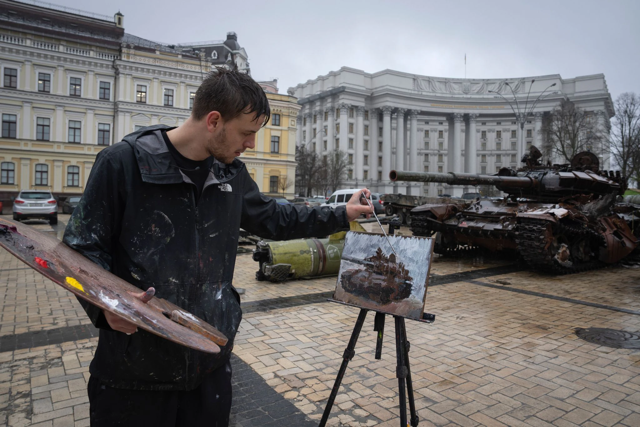 Der britische Künstler Max Denison-Pender malt in Kiew eine Ausstellung beschädigter russischer Panzer.  