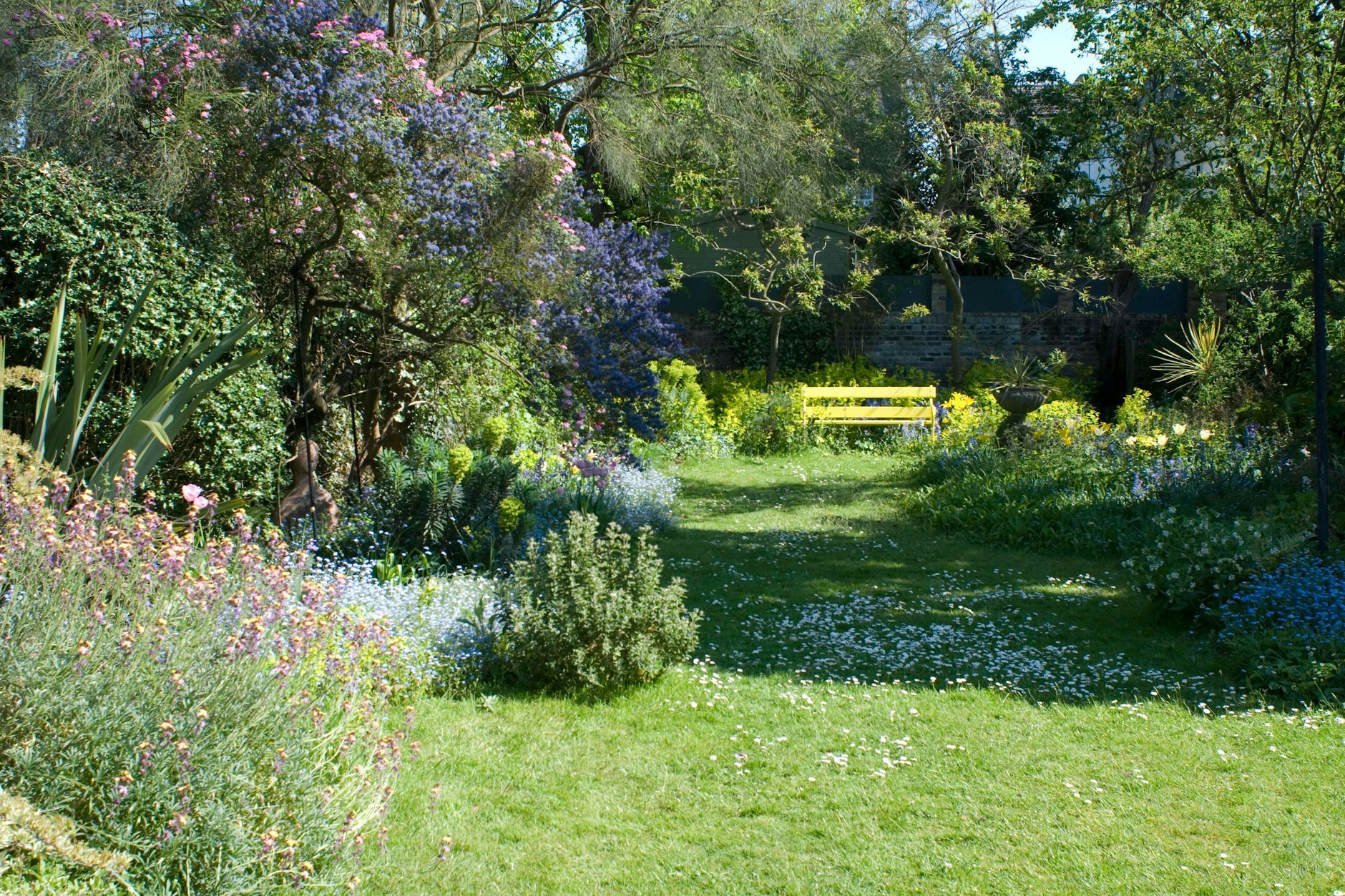 Nicht nur die Blumenbeete, auch ein schöner Rasen will gepflegt sein.