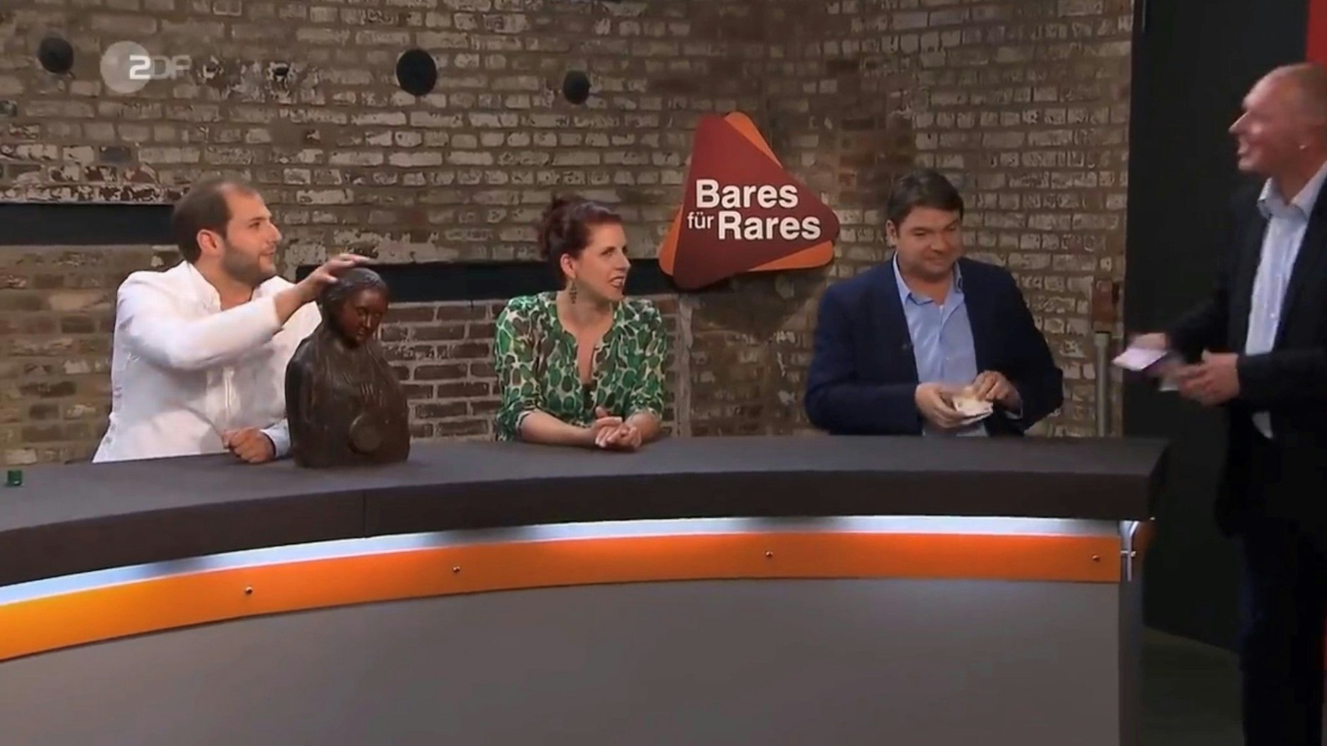 „Bares für Rares“-Händler Daniel Meyer (r.) kauft die Reliquien-Büste für 1050 Euro.