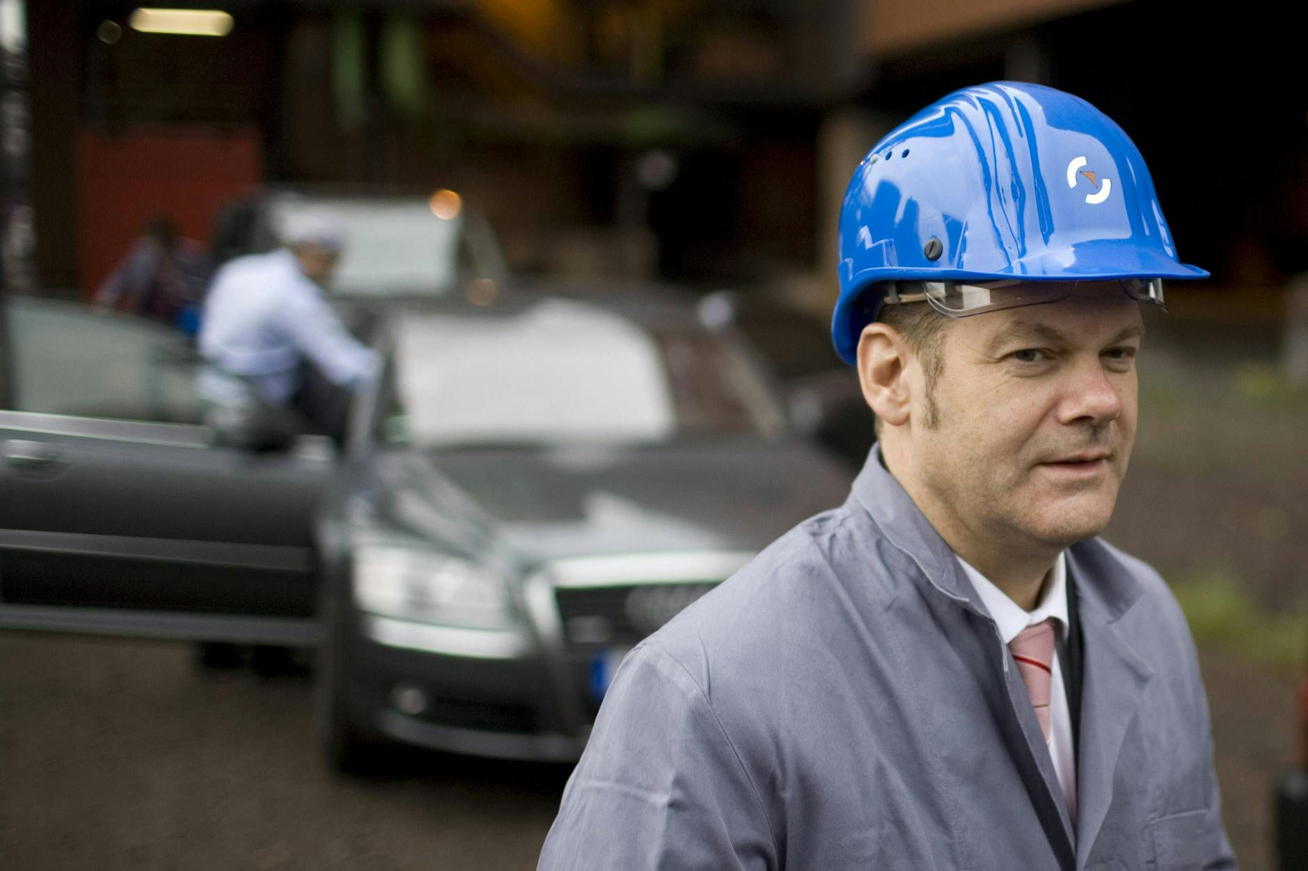 Arbeitsminister Olaf Scholz (SPD) im Stahlwerk der Salzgitter AG in Salzgitter. Ein Bild aus dem Jahr 2008.