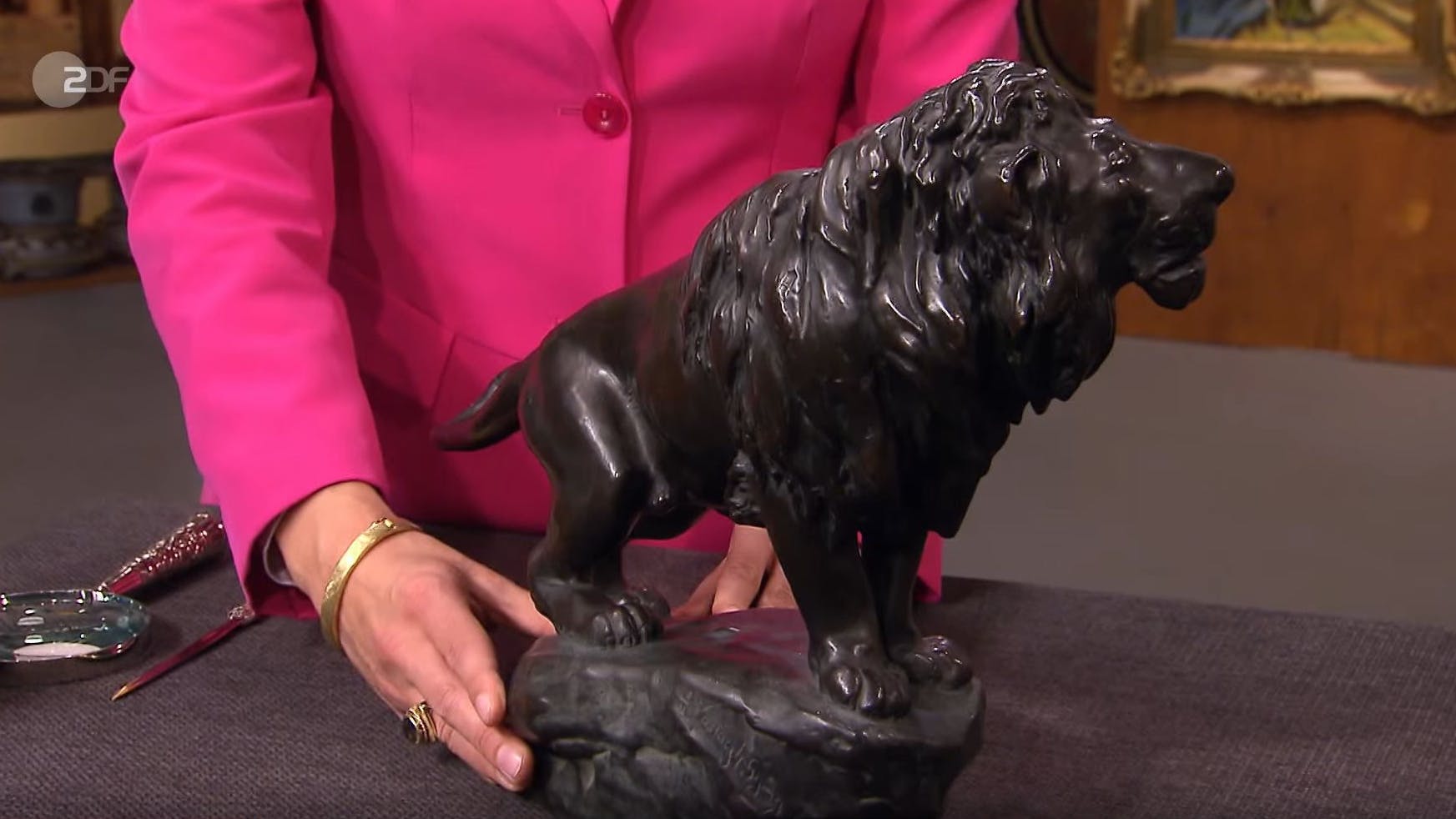 Der Löwe ist leider nicht aus Bronze. Sonst wäre er den „Bares für Rares“-Händlern sicher richtig viel Geld wert gewesen.