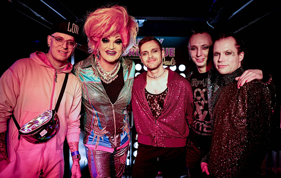 Sänger Chris Harms (l-r) mit der Travestie-Künstlerin Olivia Jones,  Gitarrist Pi, Keyboarder Gerrit Heinemann und Bassist Klaas Helmecke in Hamburg.  
