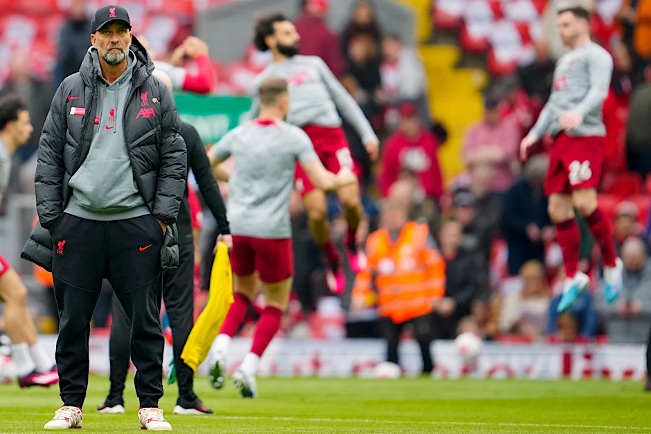 Jürgen Klopp beobachtet seine Spieler.  