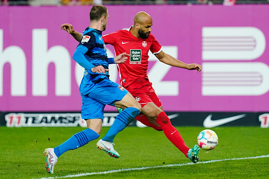 Heidenheims Jonas Föhrenbach (l) und Kaiserslauterns Terrence Boyd kämpfen um den Ball.  