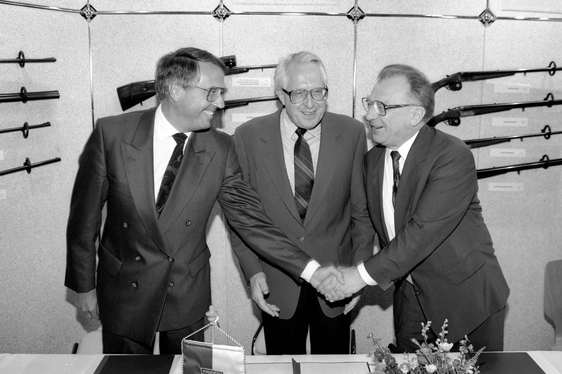 Lothar Späth (r., Geschäftsführer Jenoptik GmbH) und Bernhard Vogel (2.v.r., GER/CDU/Ministerpräsident Thüringen) in Suhl 1992