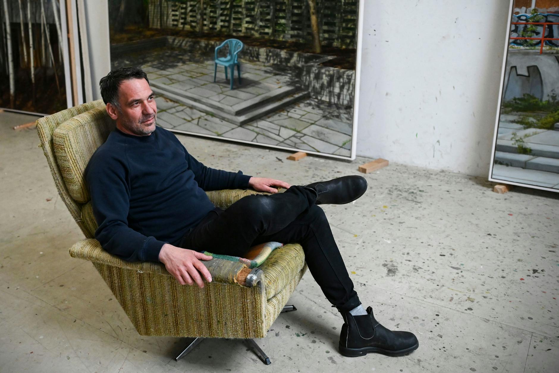 Der Maler Christian Thoelke in seinem Weißenseer Atelier