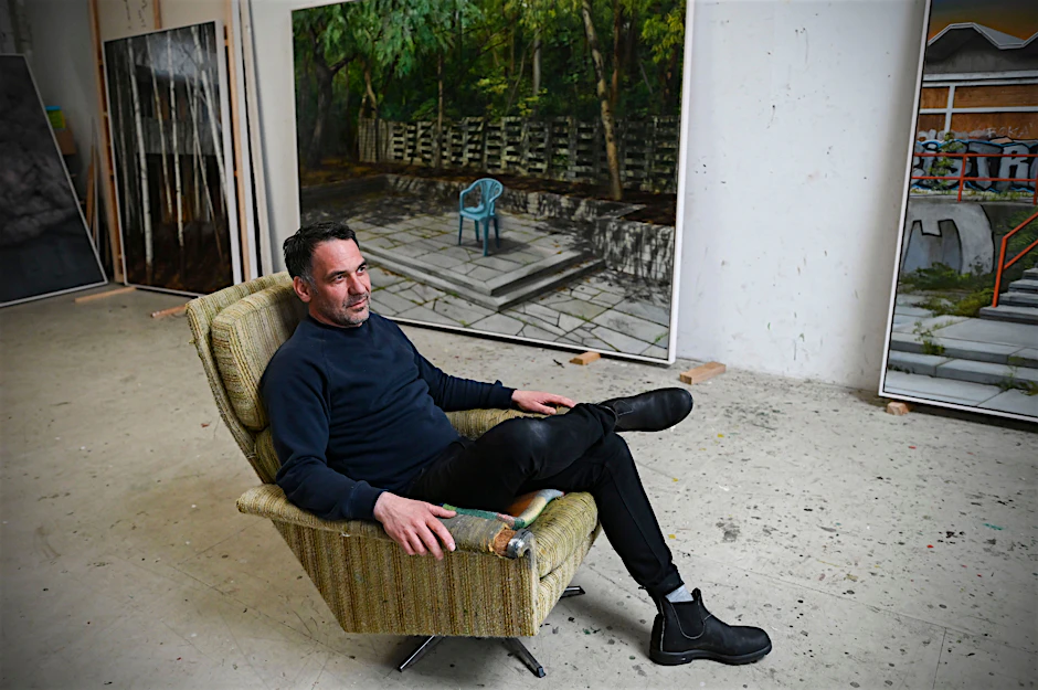 Der Maler Christian Thoelke in seinem Weißenseer Atelier