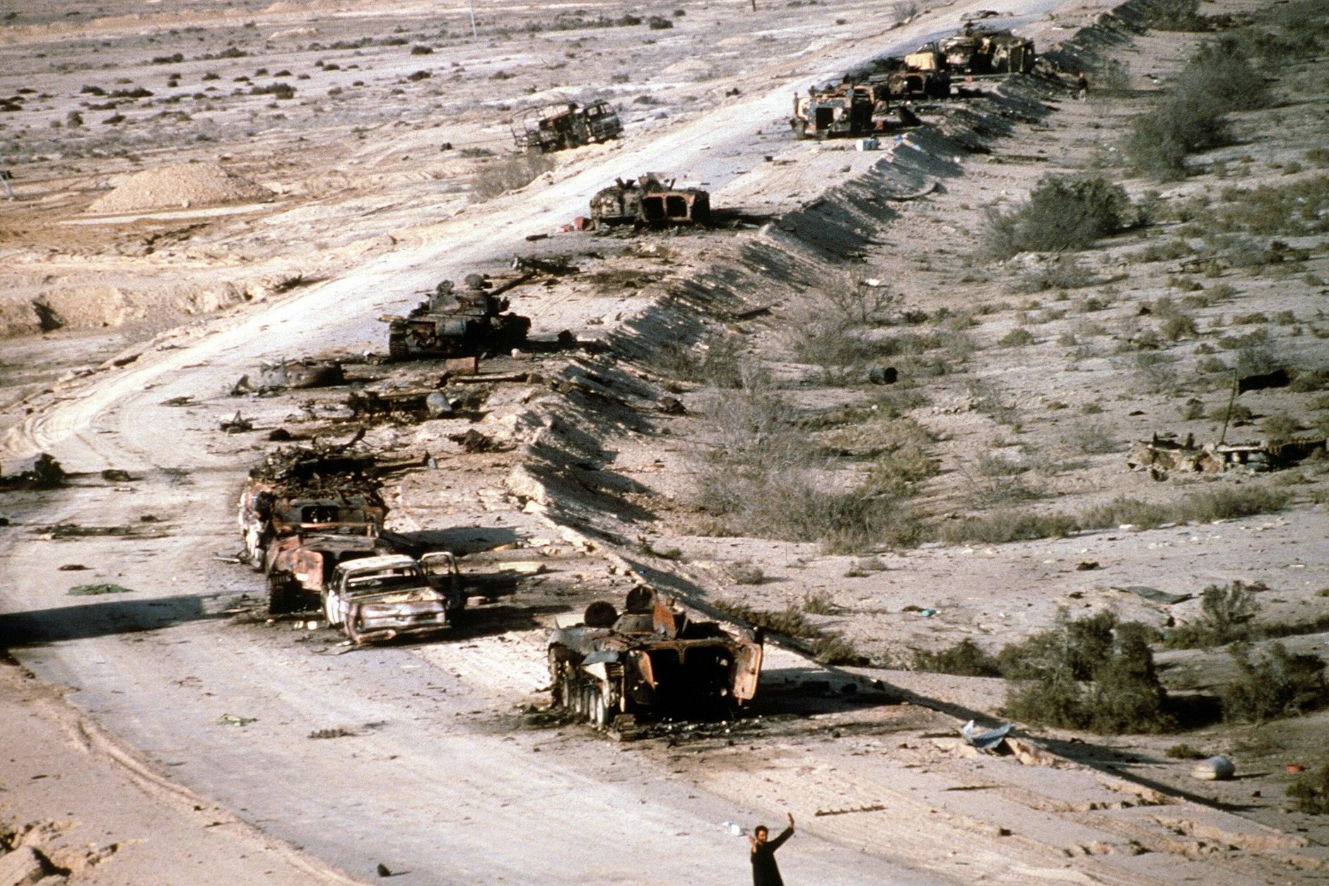 Zerstörte gepanzerte iranische Fahrzeuge im Euphrat-Tal während der Operation Desert Storm, 1991