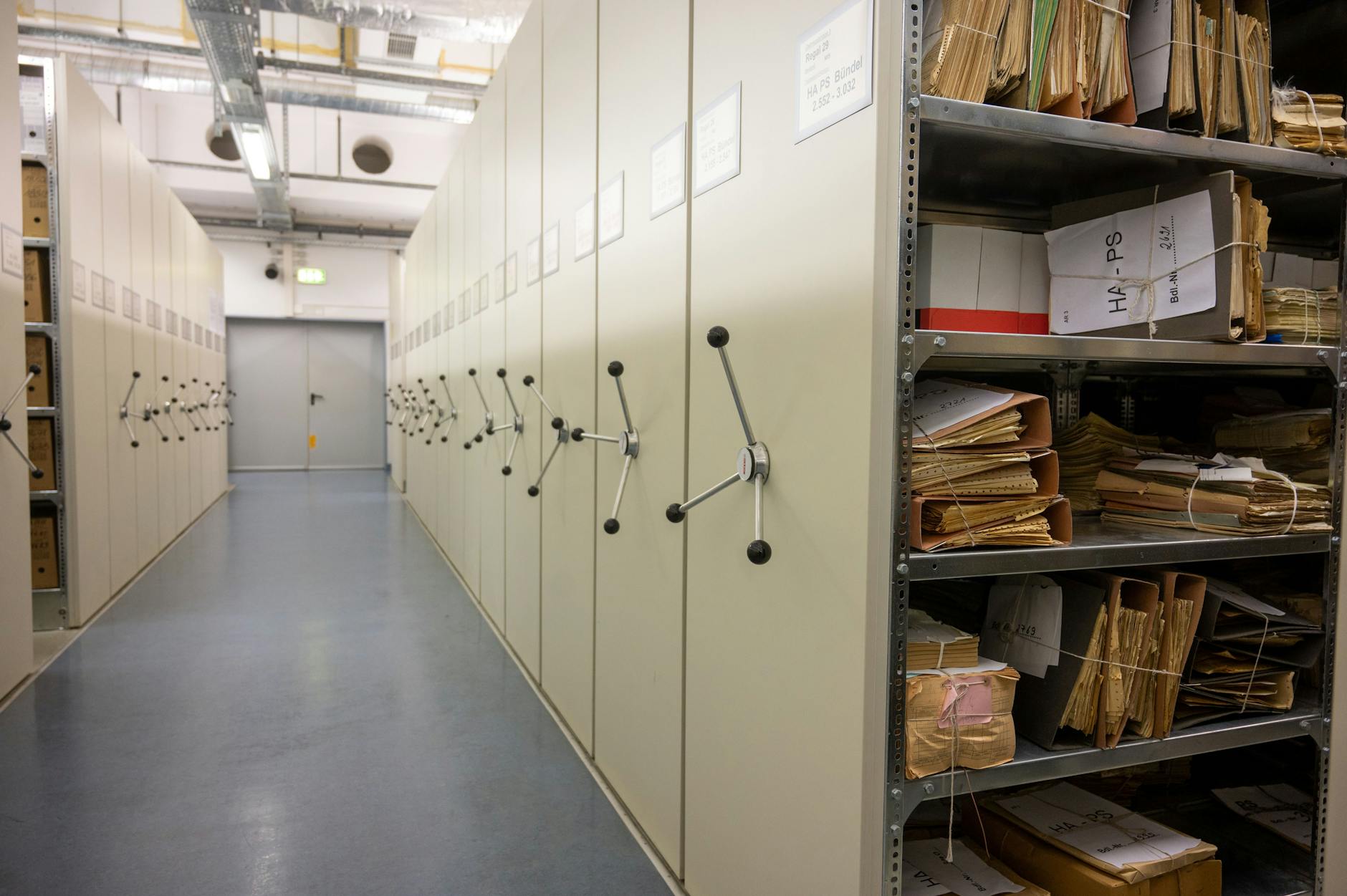 Die DDR-Staatssicherheit hat über den heutigen Bundeskanzler Scholz in seiner Zeit als Juso-Politiker in den 1980er-Jahren jahrelang Informationen gesammelt. Zwischen 1983 und 1988 besuchte Scholz neunmal die DDR. In der Kritik steht er heute dafür, dass sich Scholz Nato-kritisch positioniert und die DDR freundlich beschrieben hat.