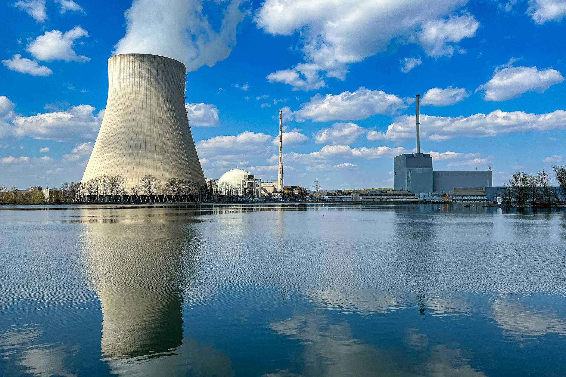 Das Atomkraftwerk Isar 2 wurde vor zwei Jahren endgültig abgeschaltet. Inzwischen haben die Vorbereitungen zum Rückbau begonnen.
