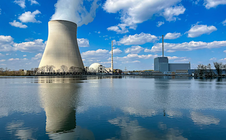 Das Atomkraftwerk Isar 2 wurde vor zwei Jahren endgültig abgeschaltet. Inzwischen haben die Vorbereitungen zum Rückbau begonnen.