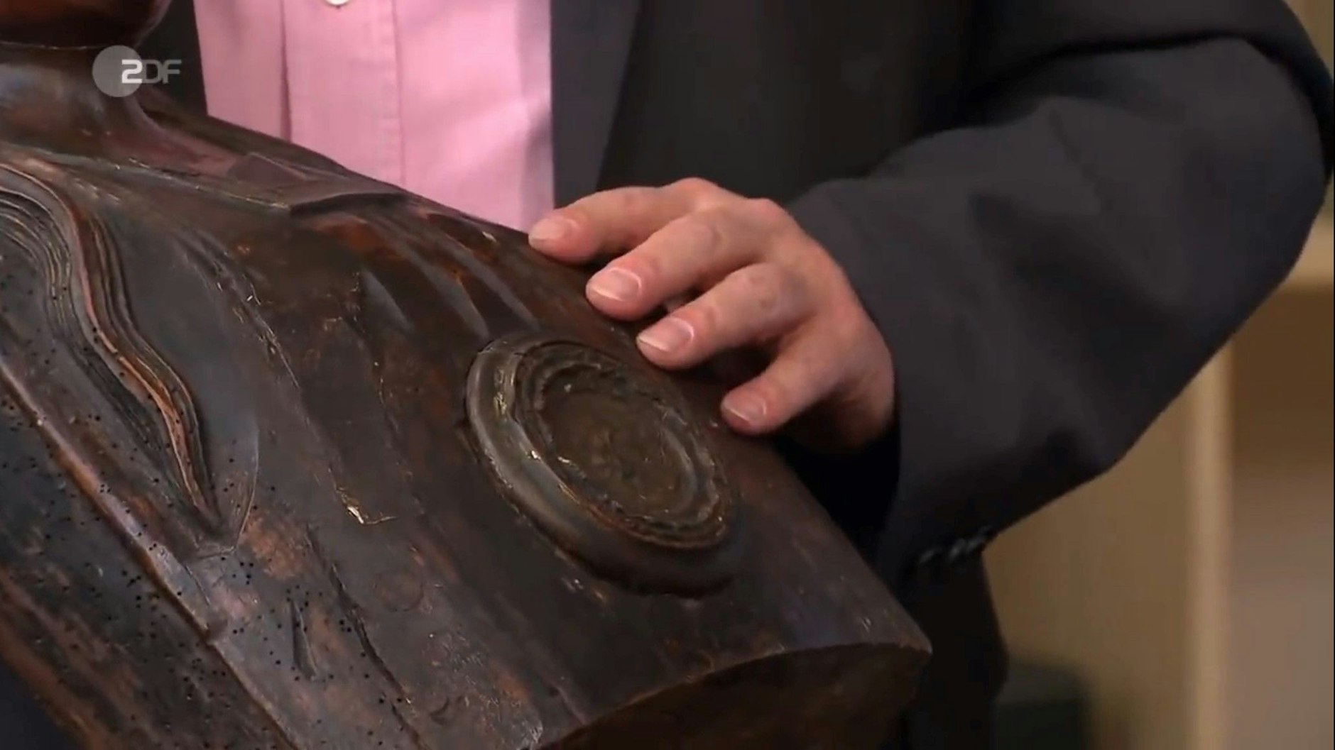 Im Bauchnabel der Reliquien-Büste bei „Bares für Rares“ versteckt sich der eigentliche Schatz.