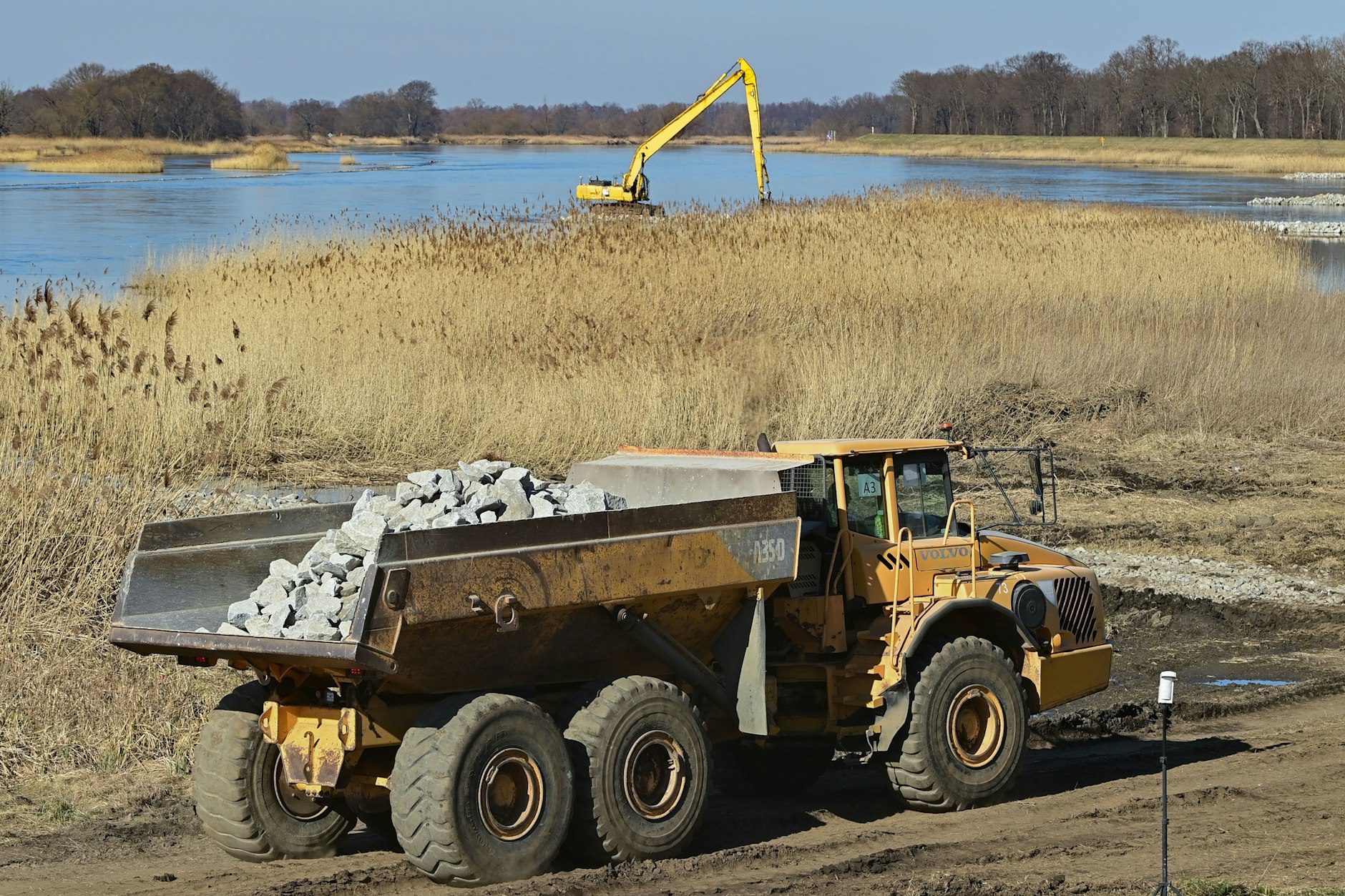 März 2022: Schwere Baumaschinen sind am polnischen Ufer des Grenzflusses Oder nördlich von Frankfurt (Oder) im Land Brandenburg im Einsatz. Hier wurde mit dem Ausbau der Wasserstraße begonnen.