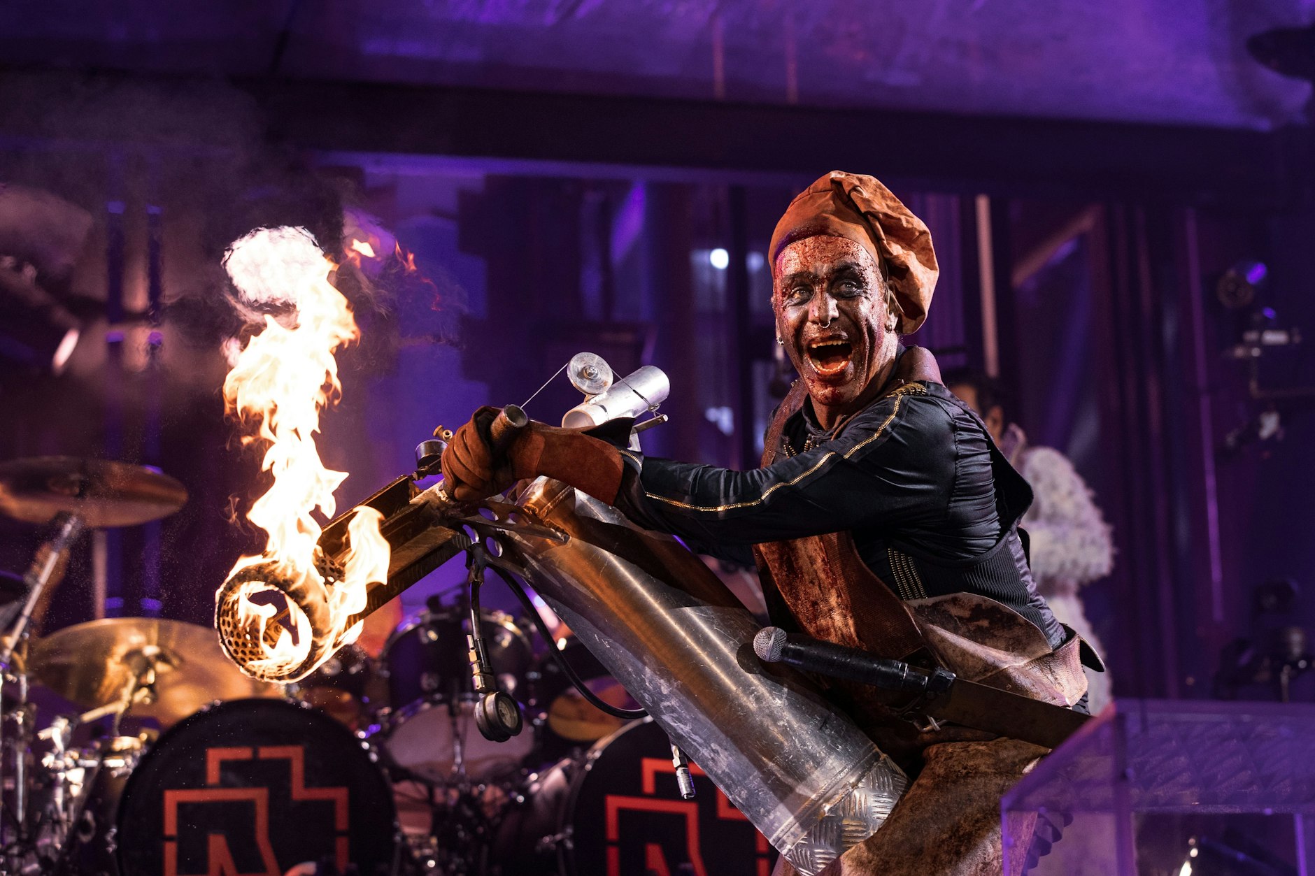 Till Lindemann ist der Frontmann von Rammstein. Im Konzert beschießt er einen Kessel, in dem Keyboarder Christian Flake Lorenz sitzt, mit einem Flammenwerfer.